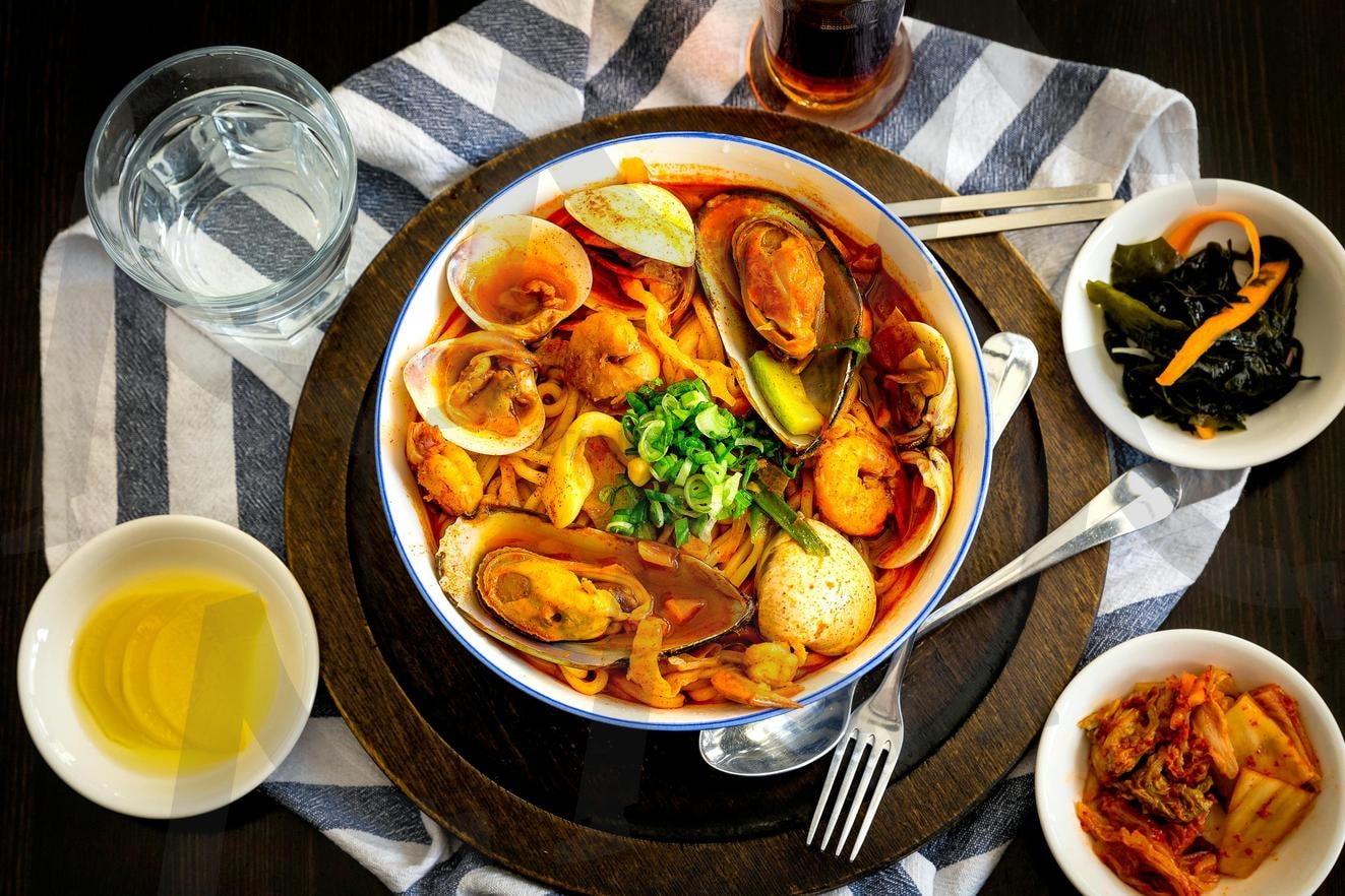 해산물 짬뽕과 한식 반찬의 정갈한 한상 Spicy Seafood Jjamppong with Korean Side Dishes | 짬뽕, 해산물, 한국음식, 한식, 김치, 단무지, 나물, 국수, 매운 음식, 맛집, 전통음식, 식사, 푸드스타일링, 음식사진, 점심, 저녁, 밥상, 테이블세팅, 라면, seafood noodles, korean food, kimchi, pickled radish, seasoned greens, spicy soup, asian cuisine, noodle dish, traditional food, Korean cuisine, table setting, food styling, comfort food, spicy dish, meal photo, lunch, dinner, restaurant food, broth dish, food | 스탠바이 STANDBUY 디지털 콘텐츠