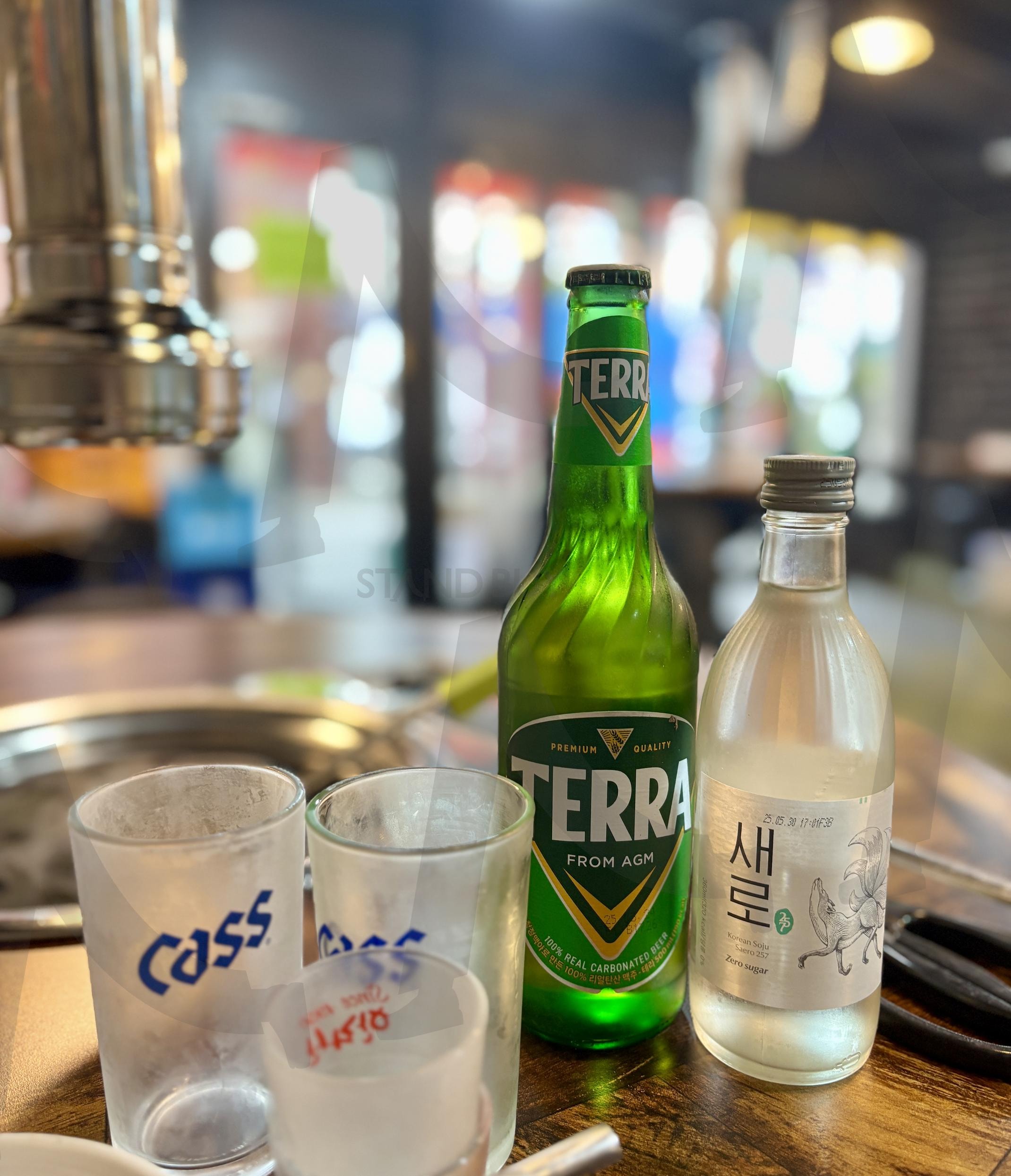 오늘도 술 한잔, 분위기 한모금 | 테라맥주 (TERRA啤酒 / TERRA Beer), 새로소주 (烧酒“새로” / Saero Soju), 술자리 (聚会 / Drinking Gathering), 한국술문화 (韩国饮酒文化 / Korean Drinking Culture), 차가운맥주잔 (冰啤酒杯 / Cold Beer Glass), 증류식소주 (蒸馏烧酒 / Distilled Soju), 고깃집분위기 (烤肉店氛围 / Korean BBQ Vibe), 회식분위기 (聚餐气氛 / Group Dining Mood) | 스탠바이 STANDBUY 디지털 콘텐츠