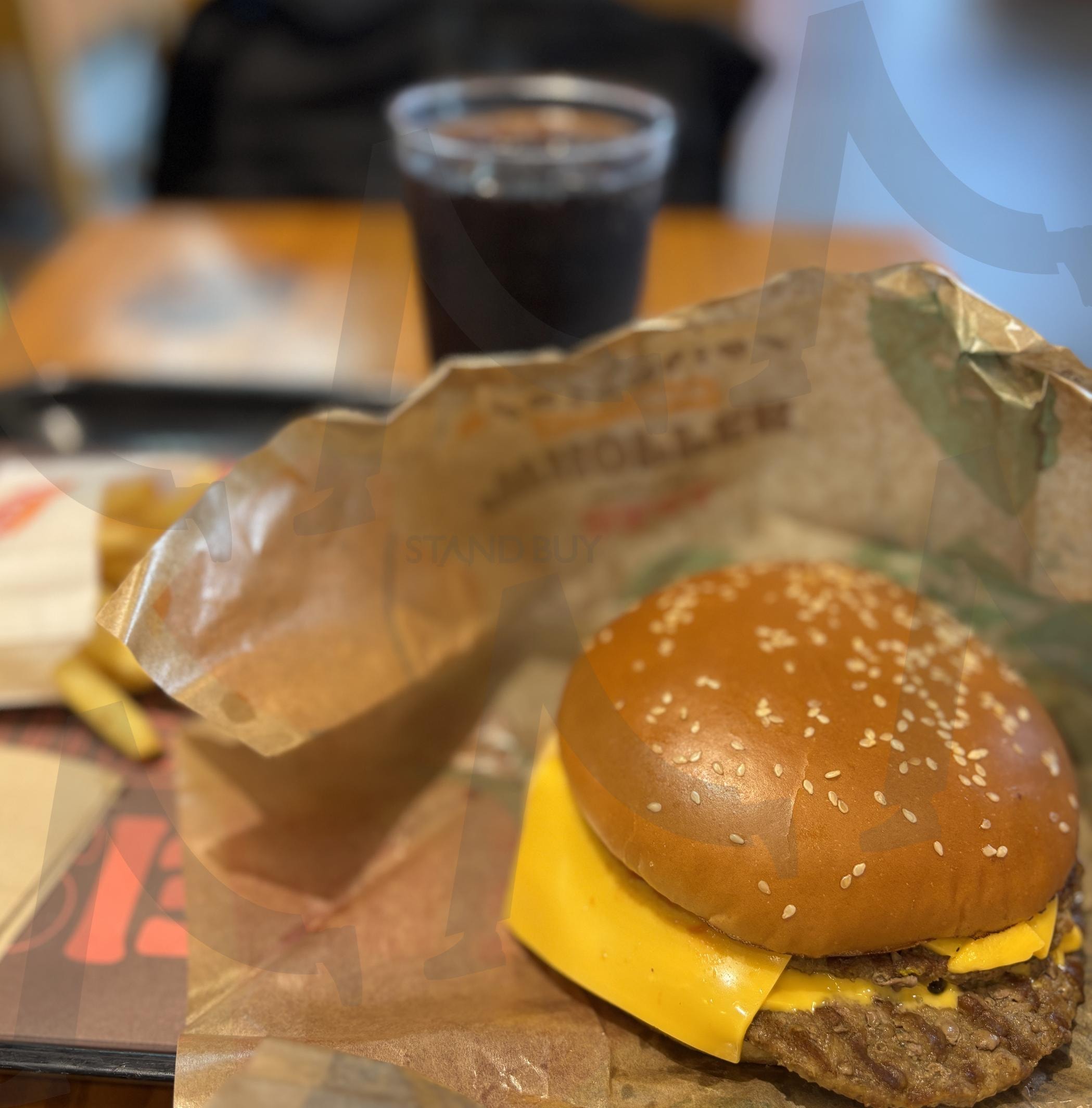 치즈 한 장의 행복, 클래식 버거 | 치즈버거 (芝士汉堡 / Cheeseburger), 감자튀김 (炸薯条 / French Fries), 탄산음료 (碳酸饮料 / Soda), 정크푸드 (垃圾食品 / Junk Food), 패스트푸드점 (快餐店 / Fast Food Restaurant), 고소한번 (芝麻面包 / Sesame Bun), 두툼한패티 (厚牛肉饼 / Thick Patty), 간편식사 (简餐 / Quick Meal) | 스탠바이 STANDBUY 디지털 콘텐츠