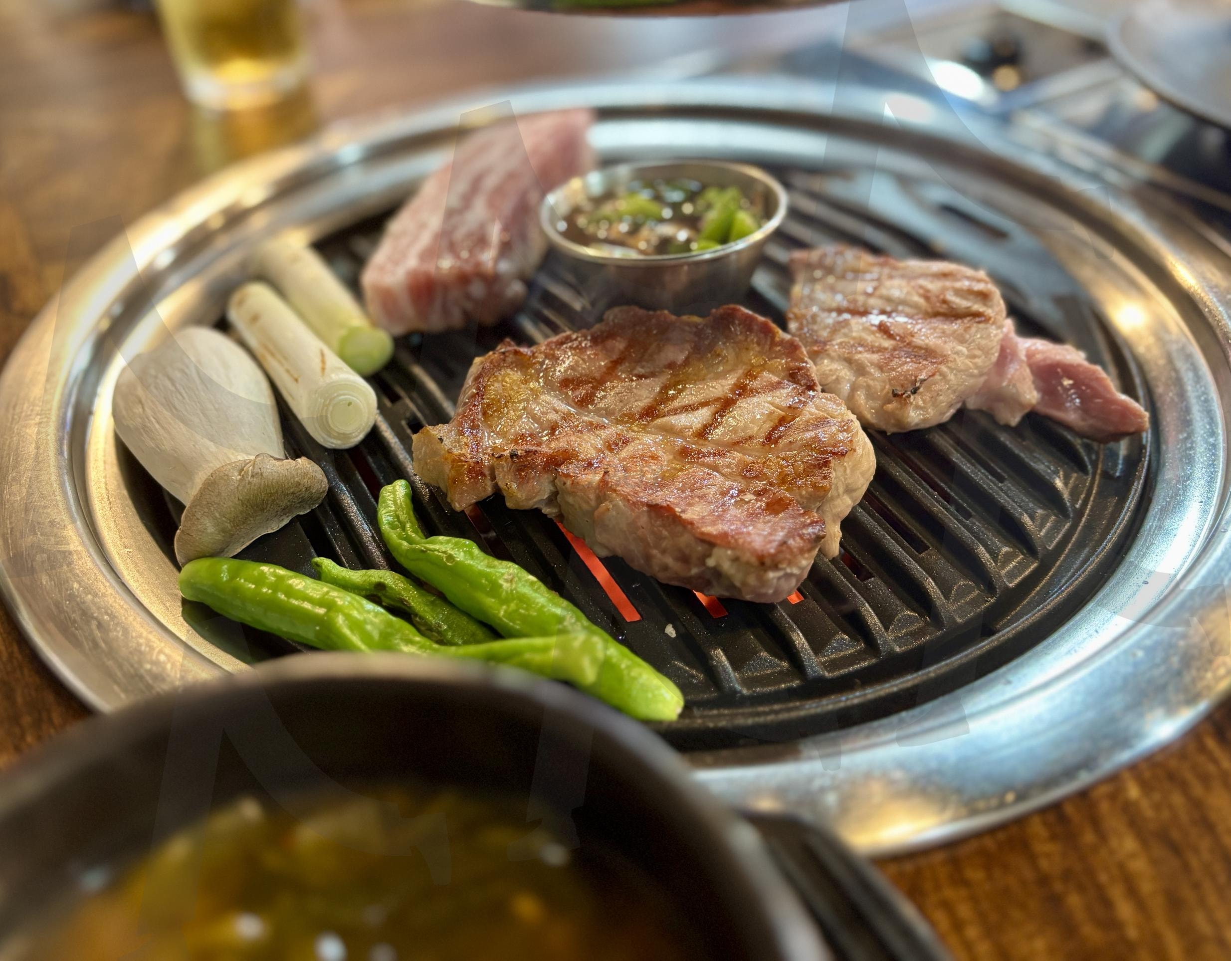 불 위에서 피어나는 고기의 향연 | 돼지구이 (烤猪肉 / Grilled Pork), 숯불향 (炭火香味 / Charcoal Aroma), 한국 바비큐 (韩式烧烤 / Korean BBQ), 육즙가득 (多汁 / Juicy), 버섯구이 (烤蘑菇 / Grilled Mushroom), 꽈리고추 (辣椒 / Korean Pepper), 대파구이 (烤大葱 / Grilled Scallion), 고기파티 (烤肉聚会 / Meat Feast) | 스탠바이 STANDBUY 디지털 콘텐츠