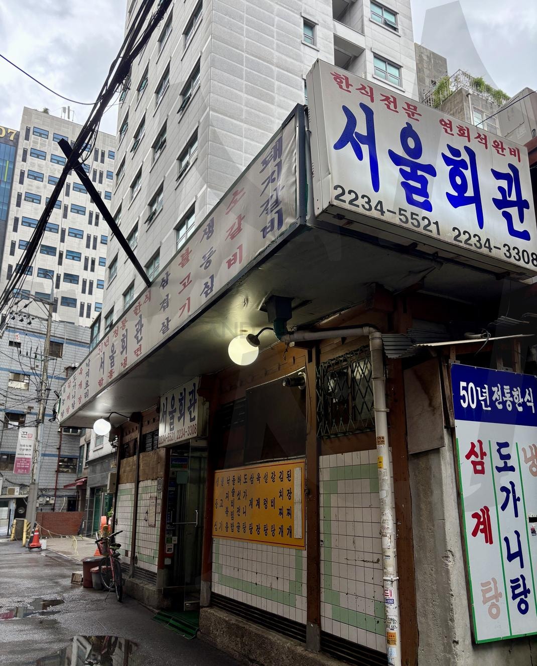 50년 전통의 골목 속 서울회관 | 전통한식당 (传统韩食馆 / Traditional Korean restaurant), 종로골목 (钟路小巷 / Jongno alley), 서울맛집 (首尔美食店 / Seoul hidden gem), 삼계탕전문 (参鸡汤专门 / Samgyetang specialty), 도가니탕명가 (牛膝骨汤名店 / Ox knee soup expert), 50년전통 (50年传统 / 50 years of tradition), 비오는골목 (雨中的小巷 / Rainy alleyway), 노포식당 (老字号饭店 / Long-standing restaurant) | 스탠바이 STANDBUY 디지털 콘텐츠