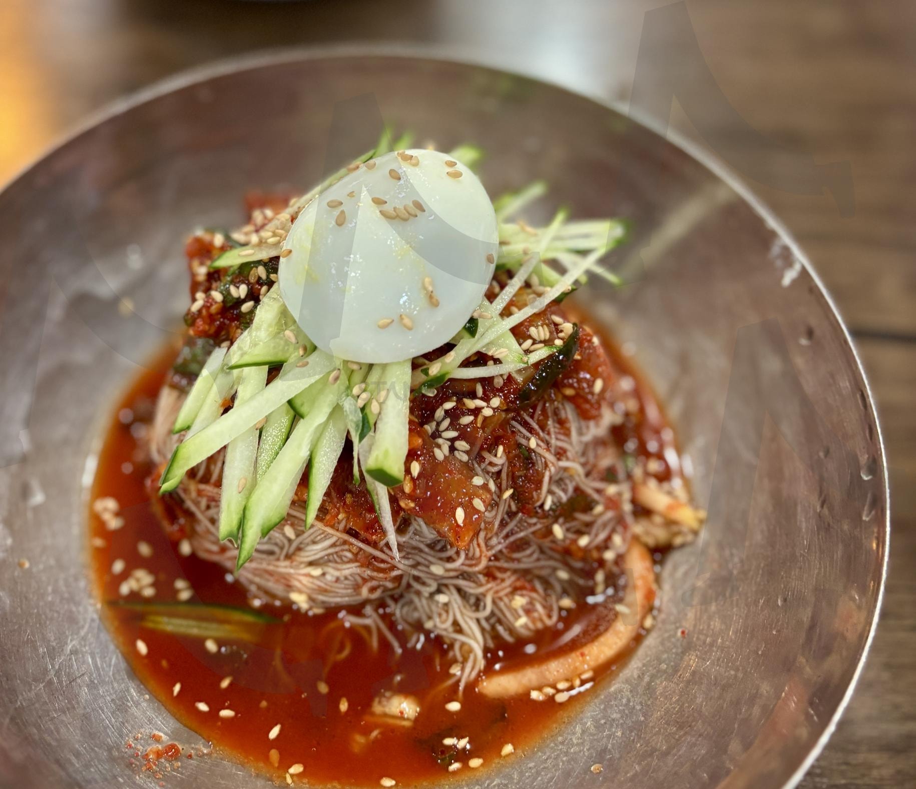 새콤한 여름의 유혹, 비빔냉면 | 비빔냉면 (拌冷面 / Bibim Naengmyeon), 매운맛 (辣味 / Spicy), 여름 별미 (夏季美食 / Summer Delicacy), 한국 면요리 (韩国面食 / Korean Noodles), 오이 고명 (黄瓜配菜 / Cucumber Garnish), 반숙 계란 (溏心蛋 / Soft-boiled Egg), 매콤달콤 (香辣可口 / Sweet and Spicy), 참깨 토핑 (芝麻点缀 / Sesame Topping) | 스탠바이 STANDBUY 디지털 콘텐츠