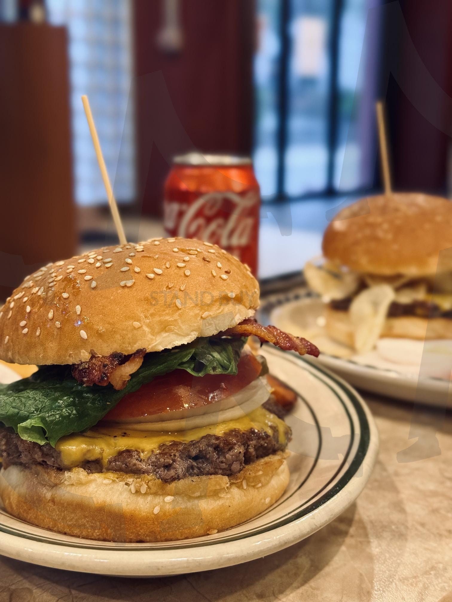 수제 버거와 콜라 세트 – 아메리칸 다이너 스타일 | 수제버거, 치즈버거, 베이컨버거, 햄버거세트, 아메리칸다이너, 패스트푸드, 콜라, 점심식사, 고기패티, 푸드사진, 메뉴사진, 맛있는햄버거, 버거카페, 레스토랑홍보, 음식광고 | 스탠바이 STANDBUY 디지털 콘텐츠