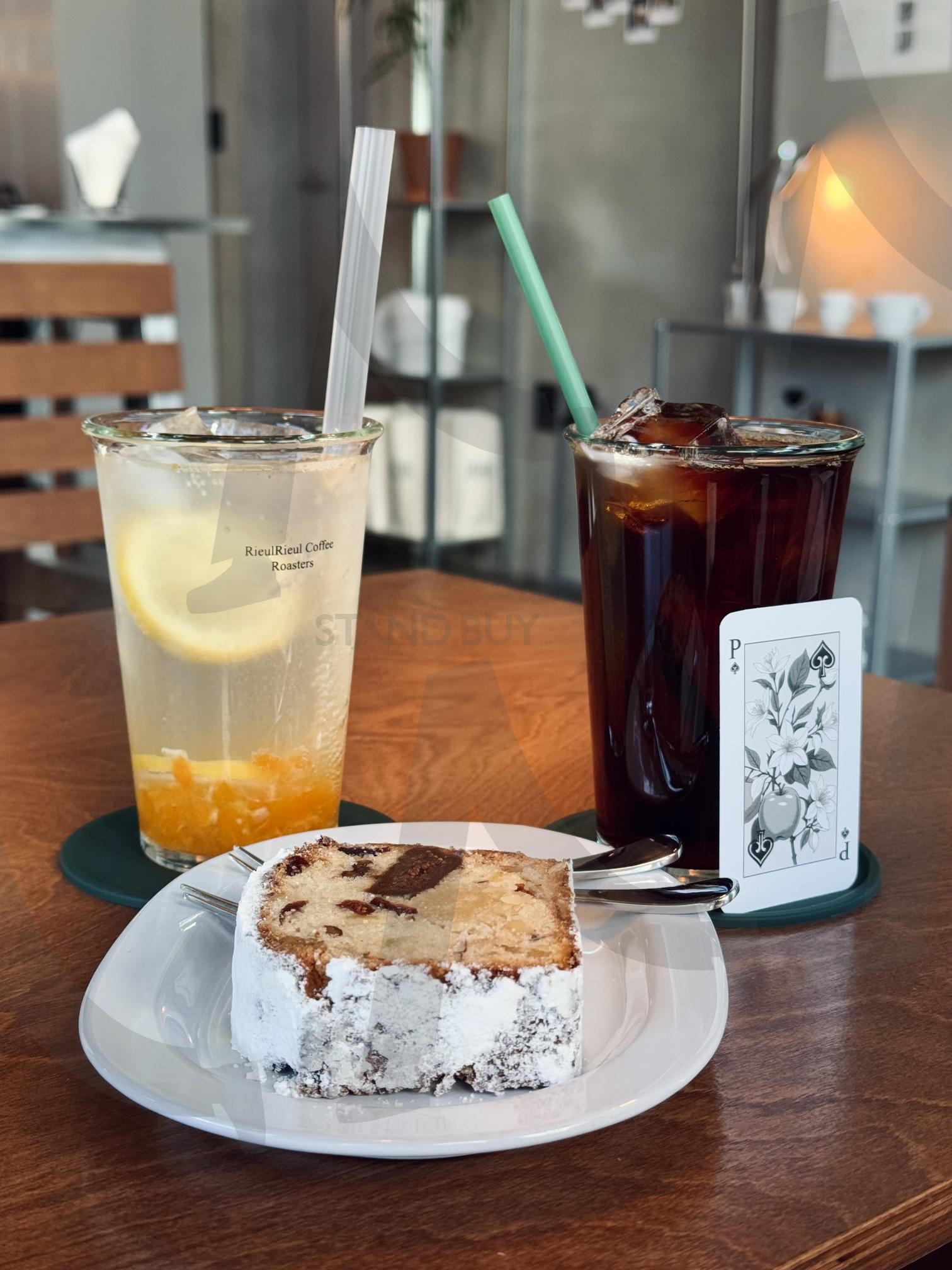 카페 테이블 위 여유 – 아이스커피, 레몬에이드, 파운드케이크 | 아이스커피, 레몬에이드, 파운드케이크, 감성카페, 브런치디저트, 우드테이블, 카페인테리어, 디저트사진, 메뉴사진, 여유로운카페, 커피타임, 홈카페무드, 현대적인카페, 음료사진 | 스탠바이 STANDBUY 디지털 콘텐츠