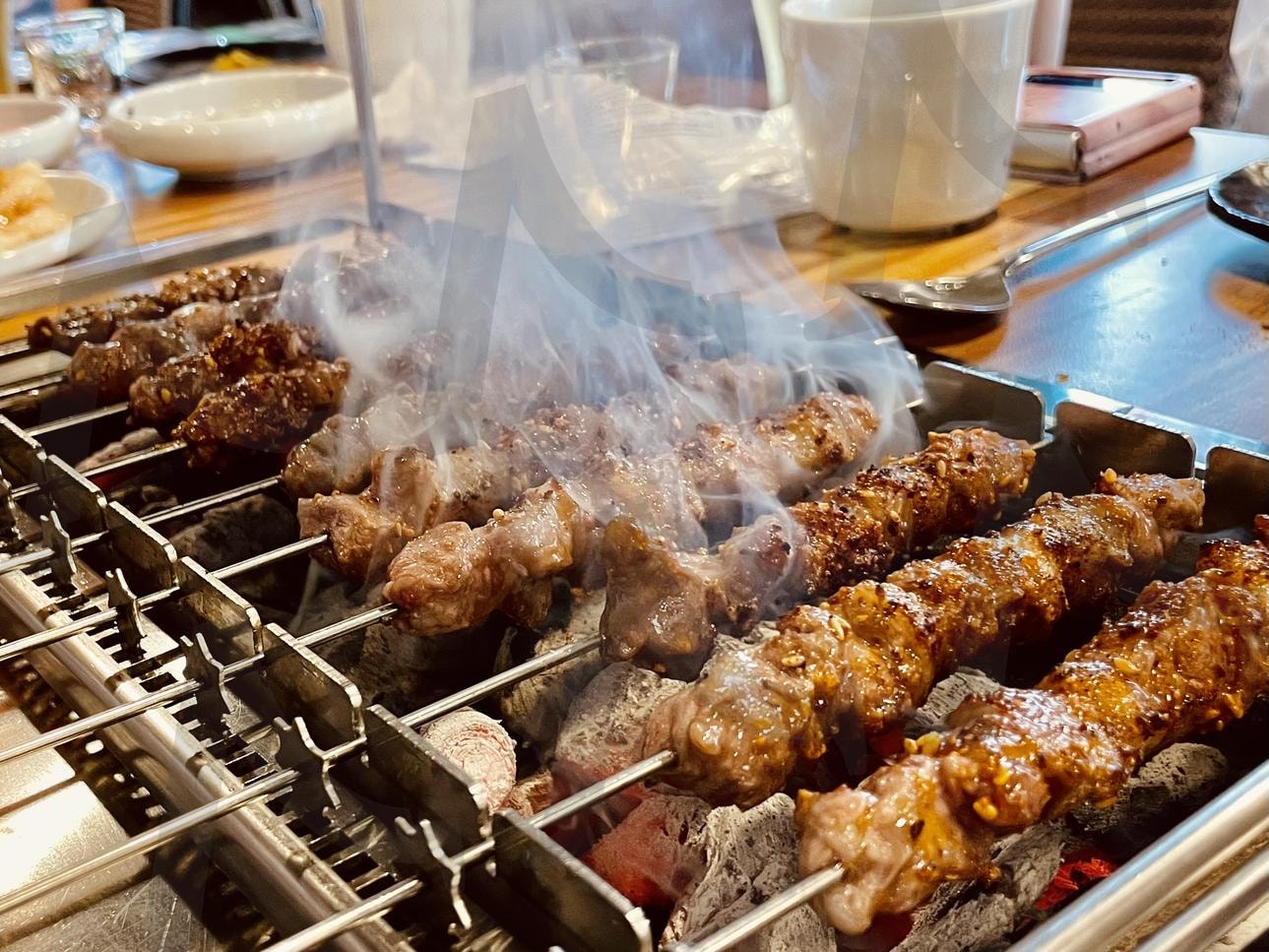 불향 가득한 양꼬치의 순간 | 양꼬치, 숯불구이, 중국음식, 고기, 숯불향, 구이요리, 연기, 맛집, 식사, 불맛, 고기구이, 푸드포르노, 음식사진, 이색음식, 친구와함께 | 스탠바이 STANDBUY 디지털 콘텐츠