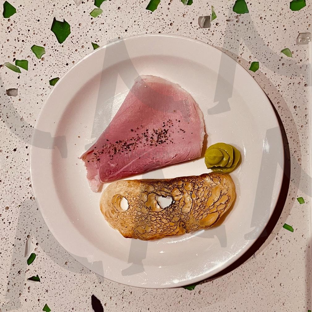 햄 & 브리오슈, 완두 무스의 절제된 조화 | 미니멀 플레이팅, 햄 전채요리, 브런치 아뮤즈, 모던 테라조 테이블, 심플 고메, café plating, ham & cream toast, 감성카페 메뉴 | 스탠바이 STANDBUY 디지털 콘텐츠