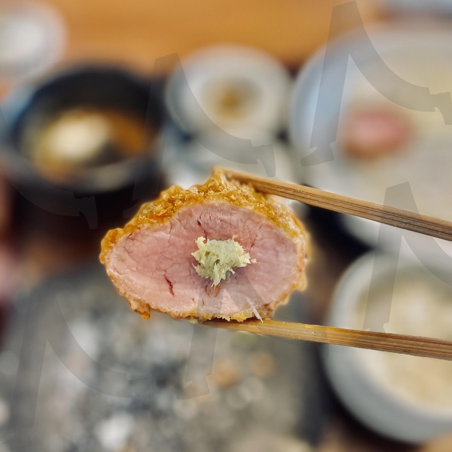 히레카츠 단면 클로즈업 | 히레카츠, 안심돈카츠, 일본식돈카츠, 미디움돈카츠, 와사비토핑, 감성음식사진, 일식정식, 고기단면, 프리미엄요리, 고급일식, 미식사진, 푸드클로즈업, 셰프브랜드, 정통일식 | 스탠바이 STANDBUY 디지털 콘텐츠