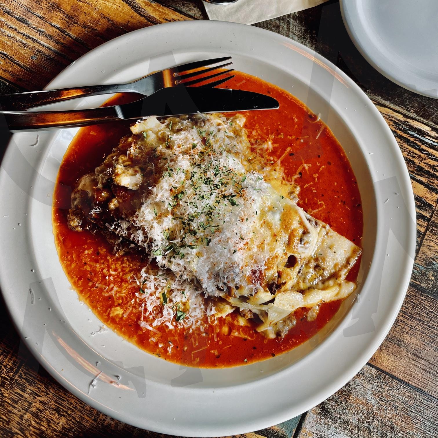 토마토 소스 라자냐 – 풍미 가득 정통 이탈리안 요리 | 라자냐, 토마토파스타, 이탈리안요리, 치즈요리, 감성푸드, 파스타사진, 음식사진, 레스토랑메뉴, 브런치요리, 수제라자냐, 테이블푸드, 나무테이블, 파르미지아노치즈, 이탈리안레스토랑 | 스탠바이 STANDBUY 디지털 콘텐츠