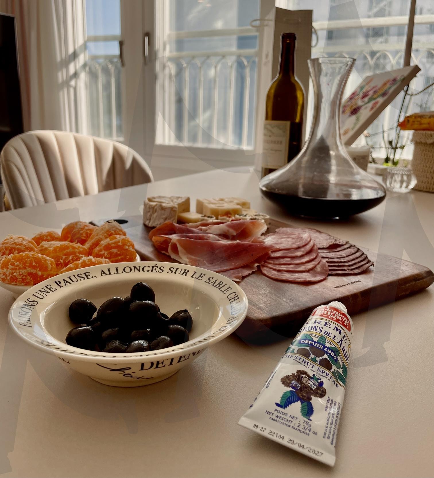 햇살 속 유럽식 브런치: 치즈, 하몽, 와인 | 샤퀴테리, 홈카페, 브런치세팅, 와인플레이팅, 유럽감성, 치즈플래터, 감성한끼, charcuterieboard, 프렌치브런치, 올리브치즈와인 | 스탠바이 STANDBUY 디지털 콘텐츠