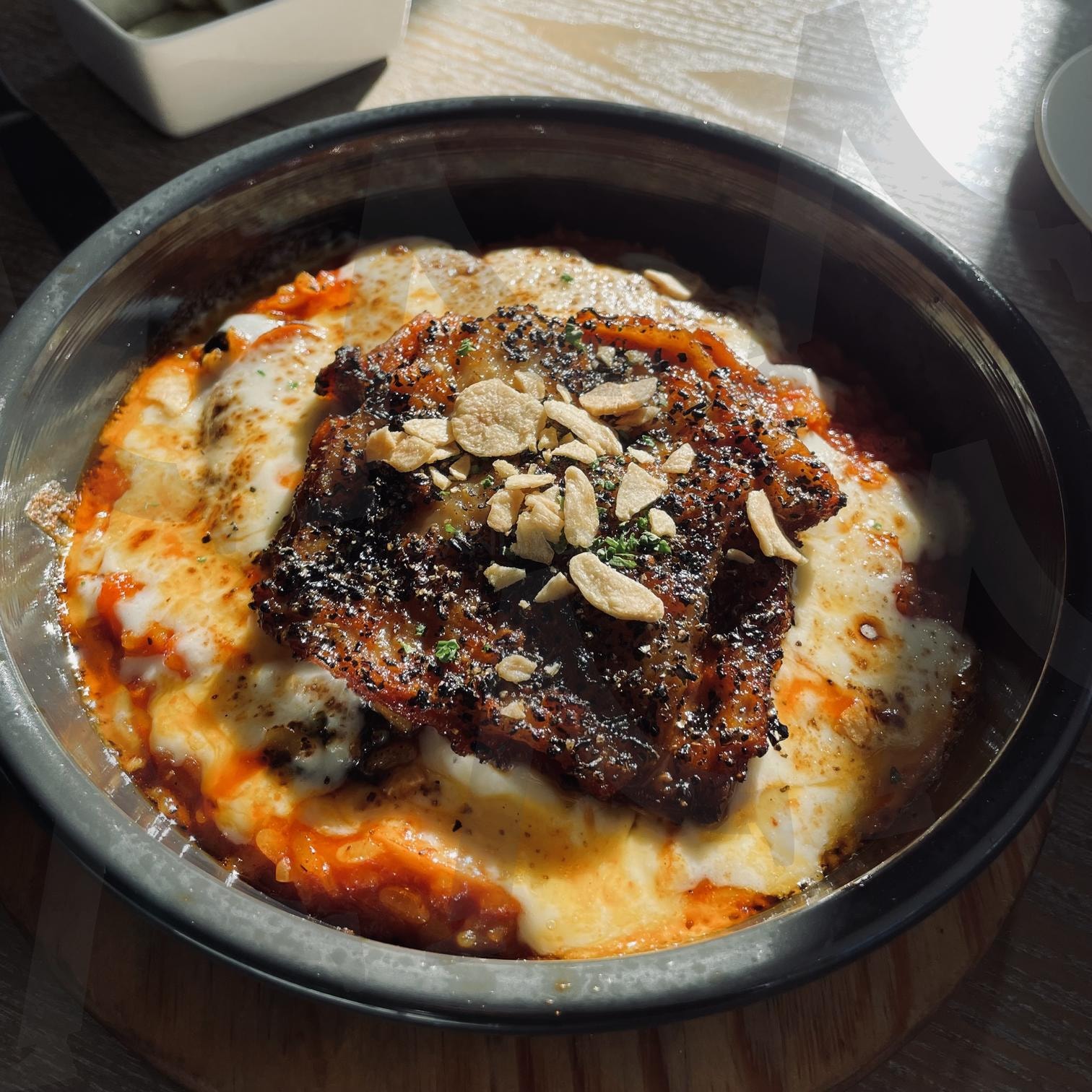 직화 치킨과 치즈 리조또의 황금 조화 | 직화치킨, 치즈리조또, 불맛, 마늘칩, 퓨전요리, 이탈리안스타일, 리조또맛집, 치즈덕후, 감성한끼, 맛있는한끼, 브런치추천, 푸드스타그램, 먹스타그램, 오늘뭐먹지 | 스탠바이 STANDBUY 디지털 콘텐츠