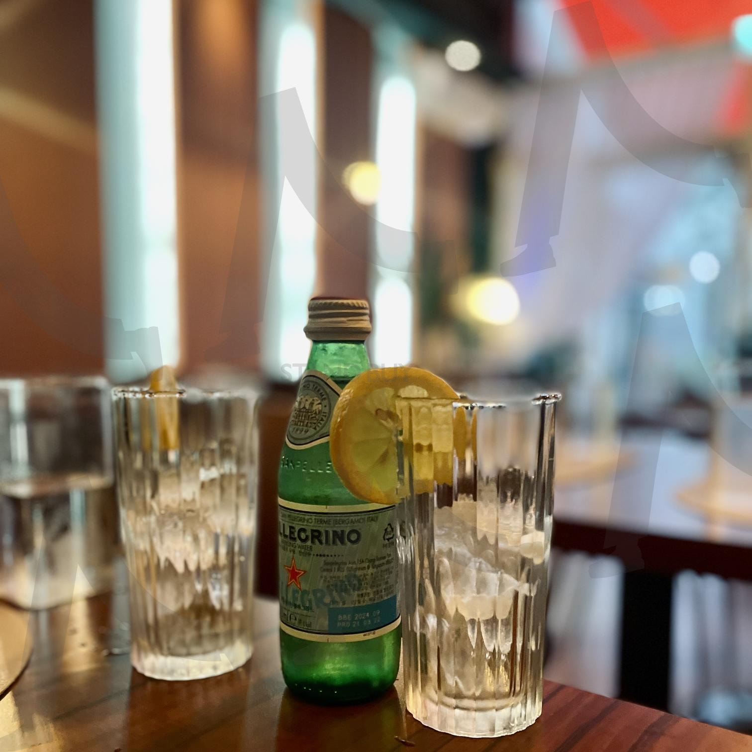 산펠레그리노와 레몬 – 청량함이 머무는 테이블 | 산펠레그리노, 탄산수, 프리미엄음료, 테이블세팅, 감성카페, 레몬워터, 청량한음료, 유리잔, 레스토랑음료, 브런치카페, 고급음료사진, 음료브랜딩, 분위기사진, 미니멀테이블 | 스탠바이 STANDBUY 디지털 콘텐츠