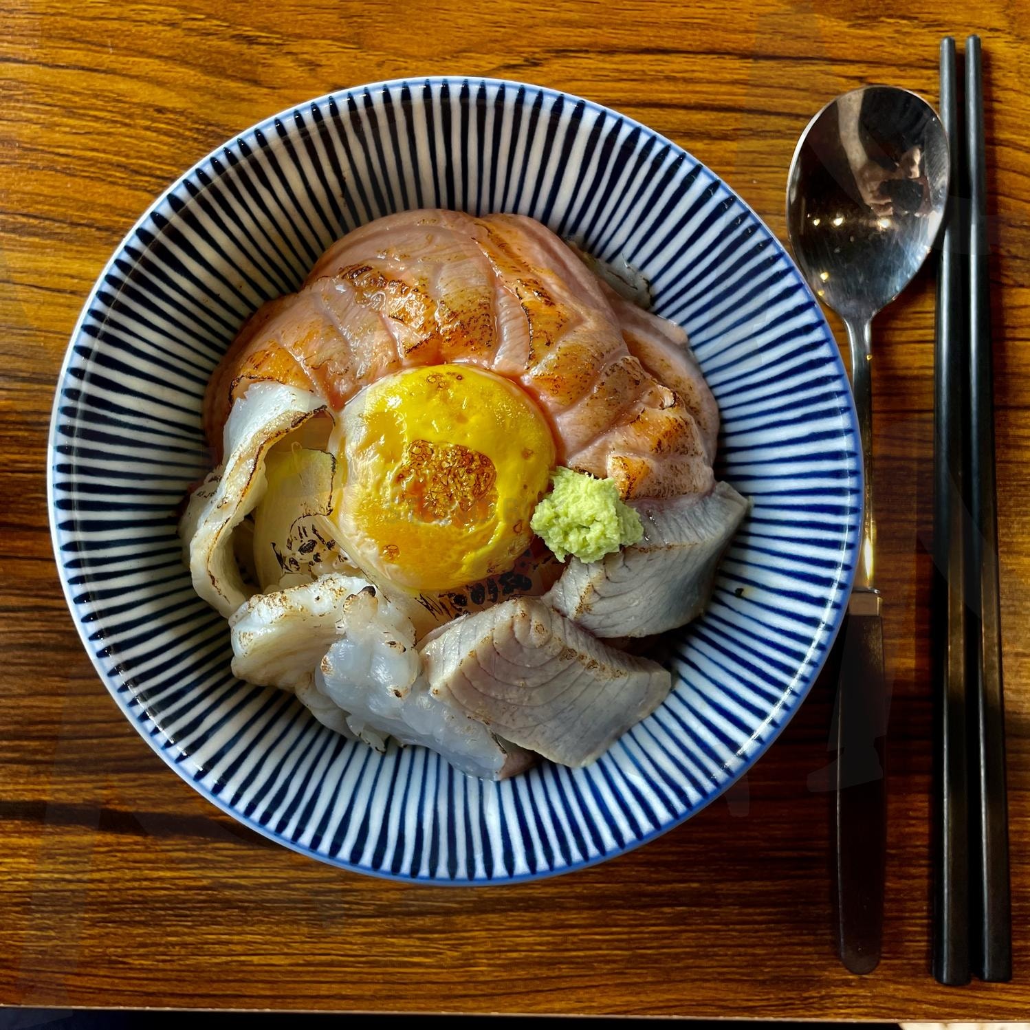 불향 입은 연어 덮밥의 정수 | 연어덮밥, 연어사케동, 해산물덮밥, 노른자토핑, 불향연어, 사시미, 와사비, 일식, 먹스타그램, 푸드스타그램, 덮밥맛집, 가정식일식, 연어러버, 정갈한한끼 | 스탠바이 STANDBUY 디지털 콘텐츠