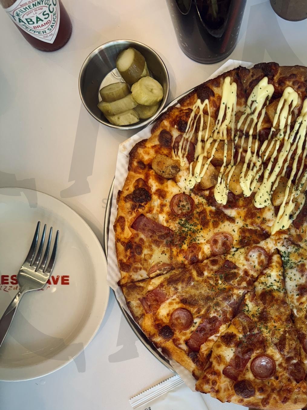 미트 토핑 피자 | 피자, 미트피자, 감자마요피자, 하프앤하프피자, 피클, 타바스코, 테이블세팅, 피자광고, 음식사진, 메뉴촬영, 식사시간, 페퍼로니피자, 베이컨피자, 콜라, 캐주얼푸드 | 스탠바이 STANDBUY 디지털 콘텐츠