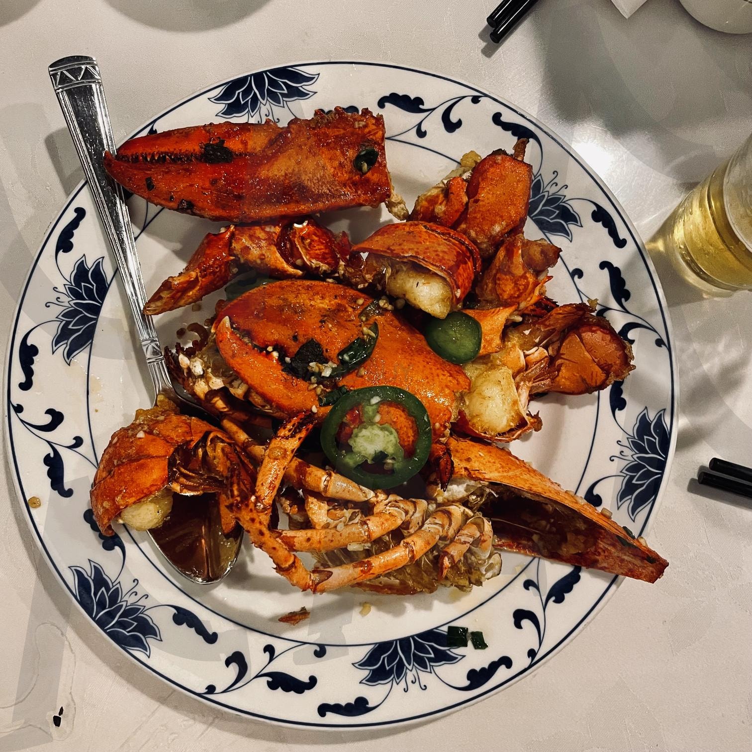 칠리 로브스터 – 매콤함과 풍미의 해산물 플레이트 | 칠리랍스터, 해산물요리, 랍스터요리, 중식당, 프리미엄요리, 고급해산물, 감성푸드, 고급한상, 중식플레이팅, 아시안다이닝, 미식사진, 해산물메뉴, 메뉴촬영, 맥주와함께 | 스탠바이 STANDBUY 디지털 콘텐츠