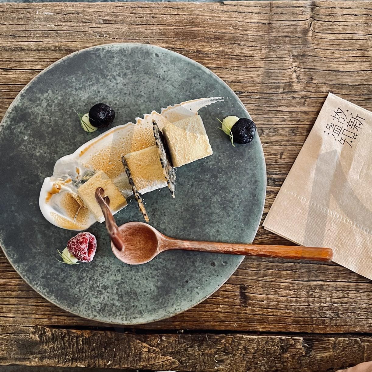 현대적으로 재해석한 전통 디저트 – 인절미 & 흑임자 크리스프 | 인절미디저트, 흑임자디저트, 퓨전디저트, 전통디저트, 아이스크림플레이팅, 고급디저트, 일본풍카페, 현대와전통, 디저트아트, 플레이팅디저트 | 스탠바이 STANDBUY 디지털 콘텐츠