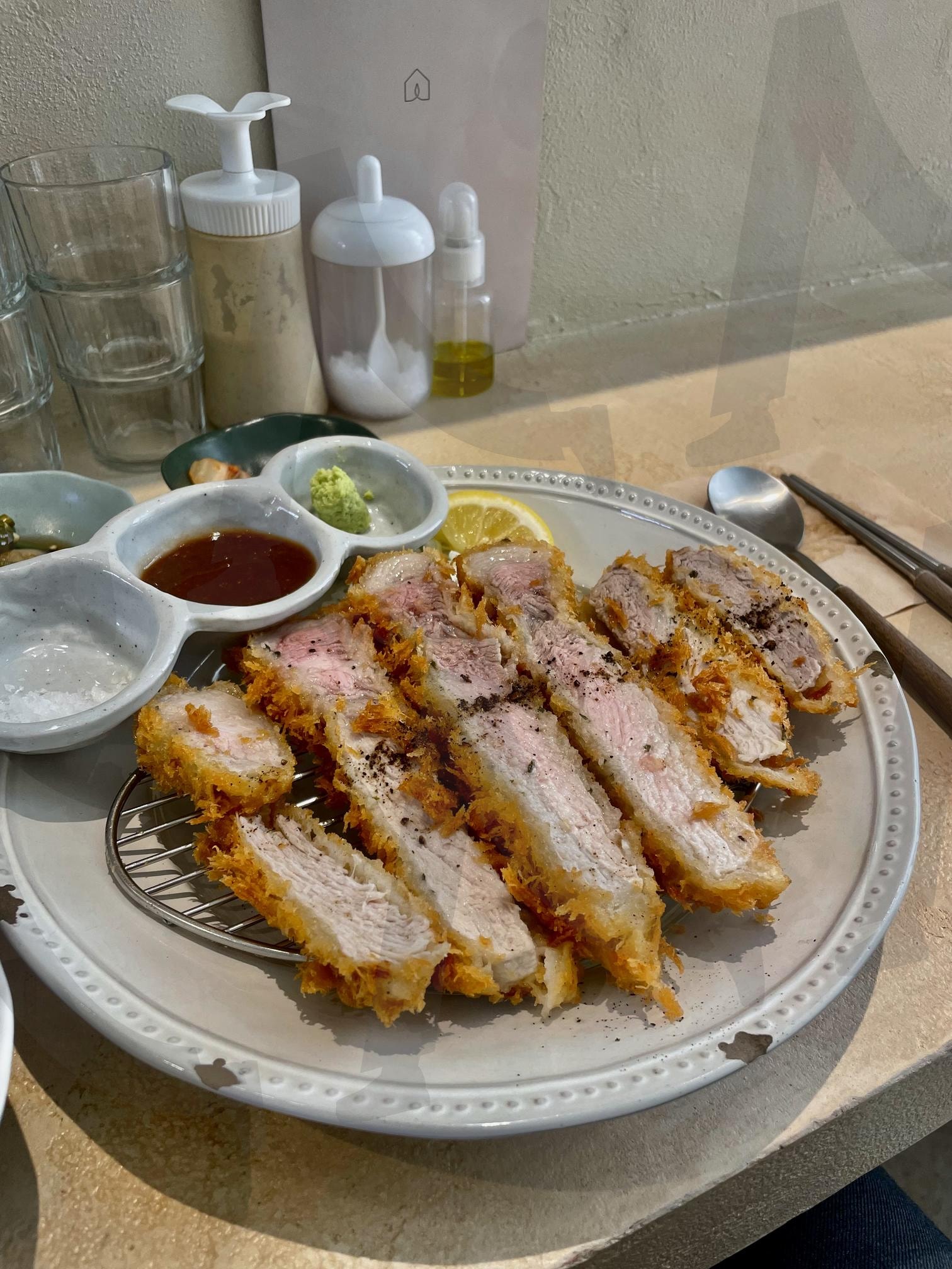 고급 일식 스타일의 미디엄 돈카츠 | 일식돈카츠, 미디엄돈카츠, 등심까스, 바삭한튀김, 와사비소스, 고급일식, 일본가정식, 돼지고기요리, 튀김요리, 한끼식사 | 스탠바이 STANDBUY 디지털 콘텐츠