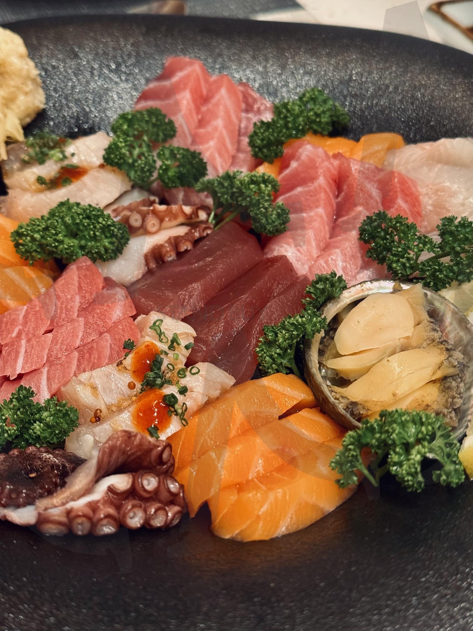 프리미엄 모둠회 – 신선함을 담은 일식의 미학 | 모둠회, 사시미, 프리미엄회, 참치회, 연어회, 광어회, 전복회, 문어회, 일식당, 횟집메뉴, 고급일식, 회플레이팅, 신선한해산물, 생선회, 식욕자극사진 | 스탠바이 STANDBUY 디지털 콘텐츠