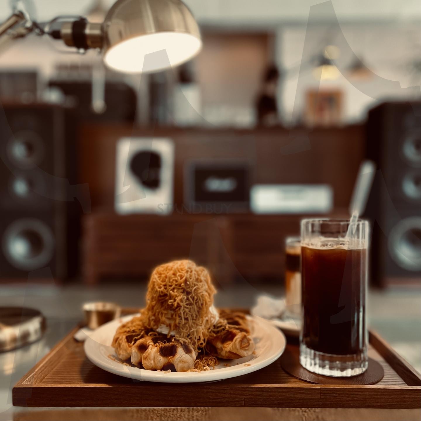 황치즈 토핑 아이스크림 와플 | 황치즈디저트, 와플아이스크림, 단짠디저트, 감성카페, 시그니처디저트, 치즈토핑, 카페디저트, 메뉴사진, 트렌디푸드, 디저트플레이팅, 아이스크림와플, 퓨전디저트 | 스탠바이 STANDBUY 디지털 콘텐츠