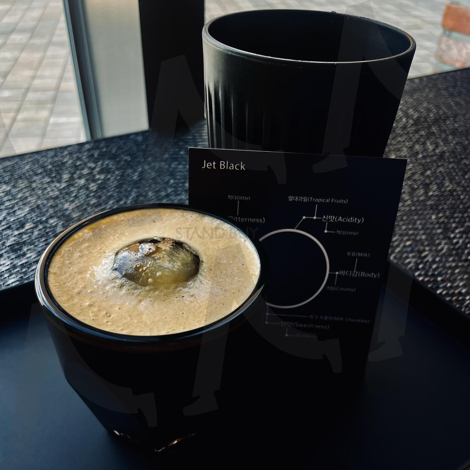 깊이와 균형을 담은 한 잔의 에스프레소 | 에스프레소, 스페셜티커피, 블랙커피, 제트블랙, 크레마커피, 커피테이스팅, 라운드아이스, 모던카페, 커피브랜딩, 커피사진, 프리미엄커피, 감성커피샷, 바리스타콘텐츠, 로스터리 | 스탠바이 STANDBUY 디지털 콘텐츠