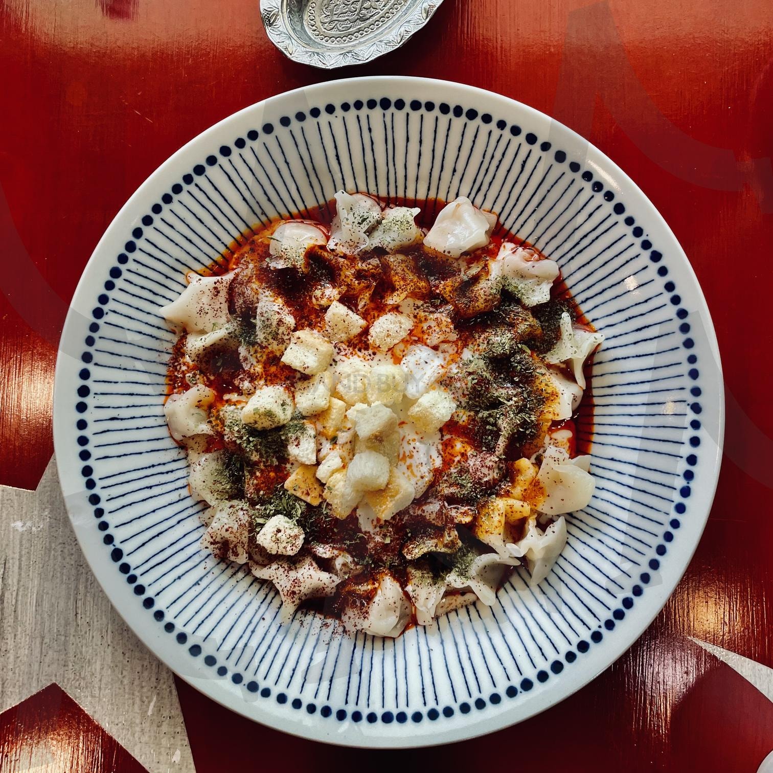 터키식 만티 – 향신료와 요거트의 풍미가 가득한 전통 만두 요리 | 터키음식, 만티, 터키만두, 요거트소스, 파프리카오일, 지중해요리, 중동음식, 전통음식, 감성푸드, 이국적인요리, 푸드스타일링, 음식문화, 터키레스토랑, 음식사진 | 스탠바이 STANDBUY 디지털 콘텐츠