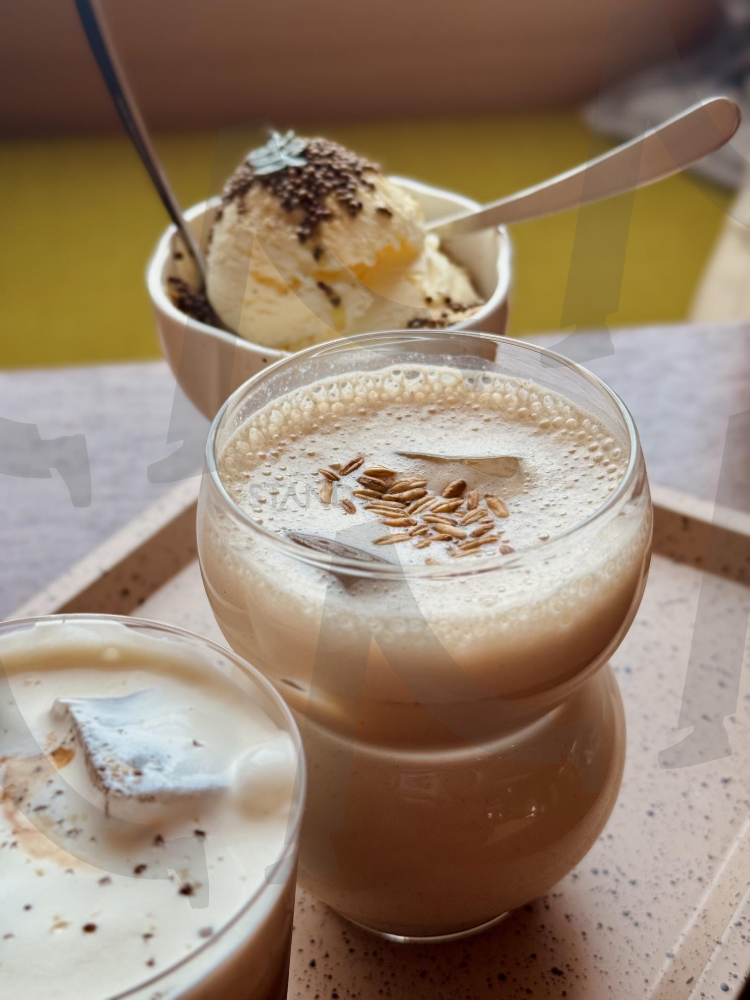 오트라떼와 아이스크림 디저트 | 오트라떼, 아이스크림디저트, 비건카페, 건강음료, 크리미라떼, 감성카페, 바닐라아이스크림, 초코토핑, 우드트레이, 브런치음료, 푸드스타일링, 내추럴카페, 따뜻한감성사진, 디저트카페 | 스탠바이 STANDBUY 디지털 콘텐츠