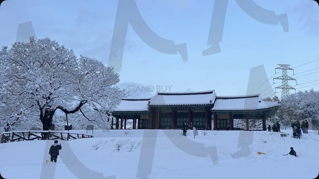 눈 속의 고요, 겨울 궁의 하루 | 겨울, 눈 풍경, 기와집, 한국, 문화유산, 수암동, 안산읍성, 한국문화, 한옥 | 스탠바이 STANDBUY 디지털 콘텐츠