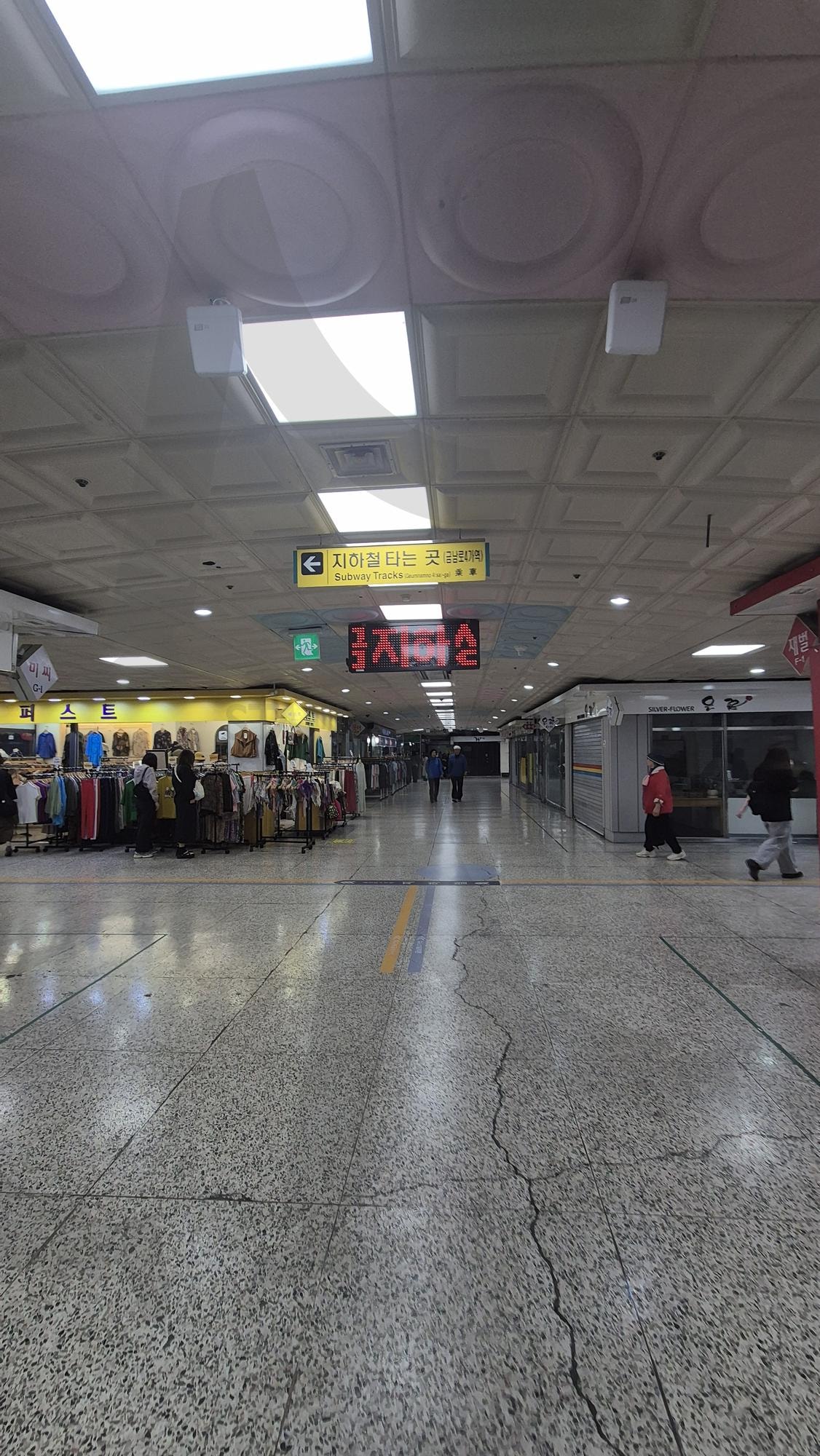 광주 역사 | 지하상가풍경, 도시일상, 한국지하상가, 광주시내, 여행, 로컬 | 스탠바이 STANDBUY 디지털 콘텐츠