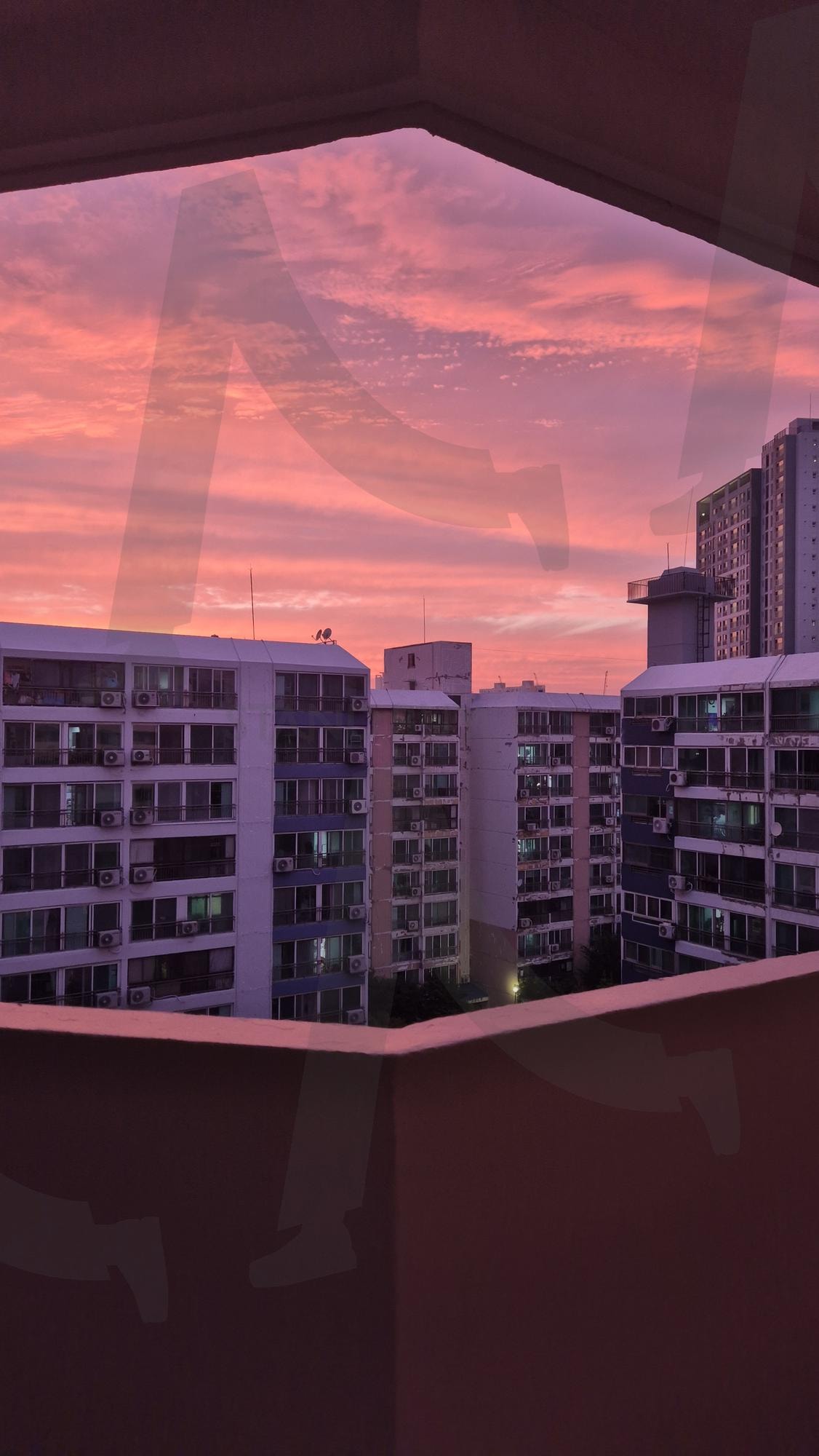 콘크리트 프레임 속 담긴 작품 '석양' Urban Sunset Framed by Balcony — Seoul Evening Glow | sunsetframed, sunsetphotography, CitySunset, UrbanView, 감성사진, 발코니뷰, 노을 | 스탠바이 STANDBUY 디지털 콘텐츠