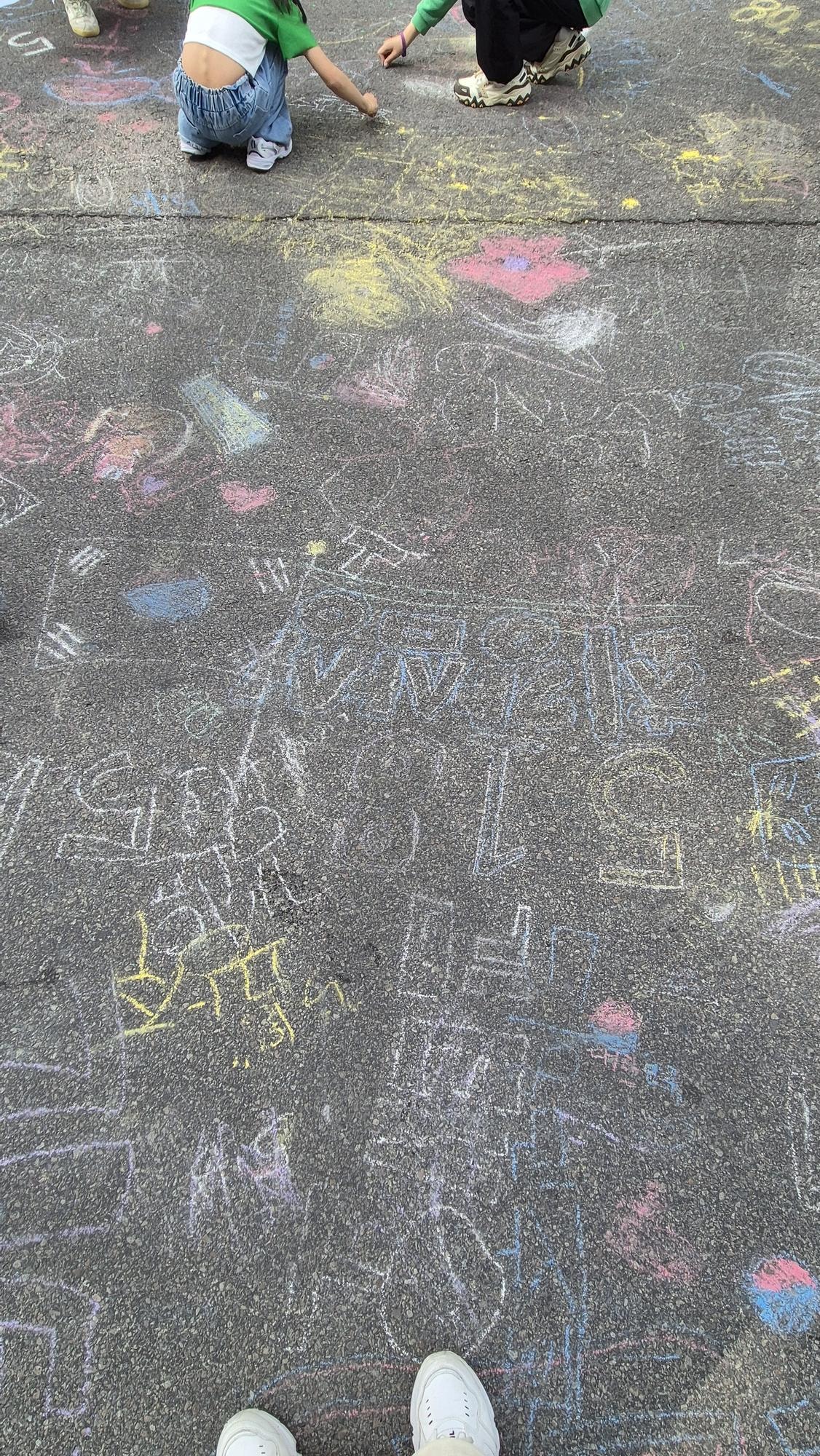 2025.5.17.의 광주(Remembering Gwangju Through Children’s Eyes: A Street of Freedom and Color) | 5·18광주민주화운동, 광주민주화운동기념, 아이들낙서, 도로위그림, 시민참여예술, 기억과추모, ChalkArt, StreetDrawing, MemorialArt, KoreanDemocracy | 스탠바이 STANDBUY 디지털 콘텐츠