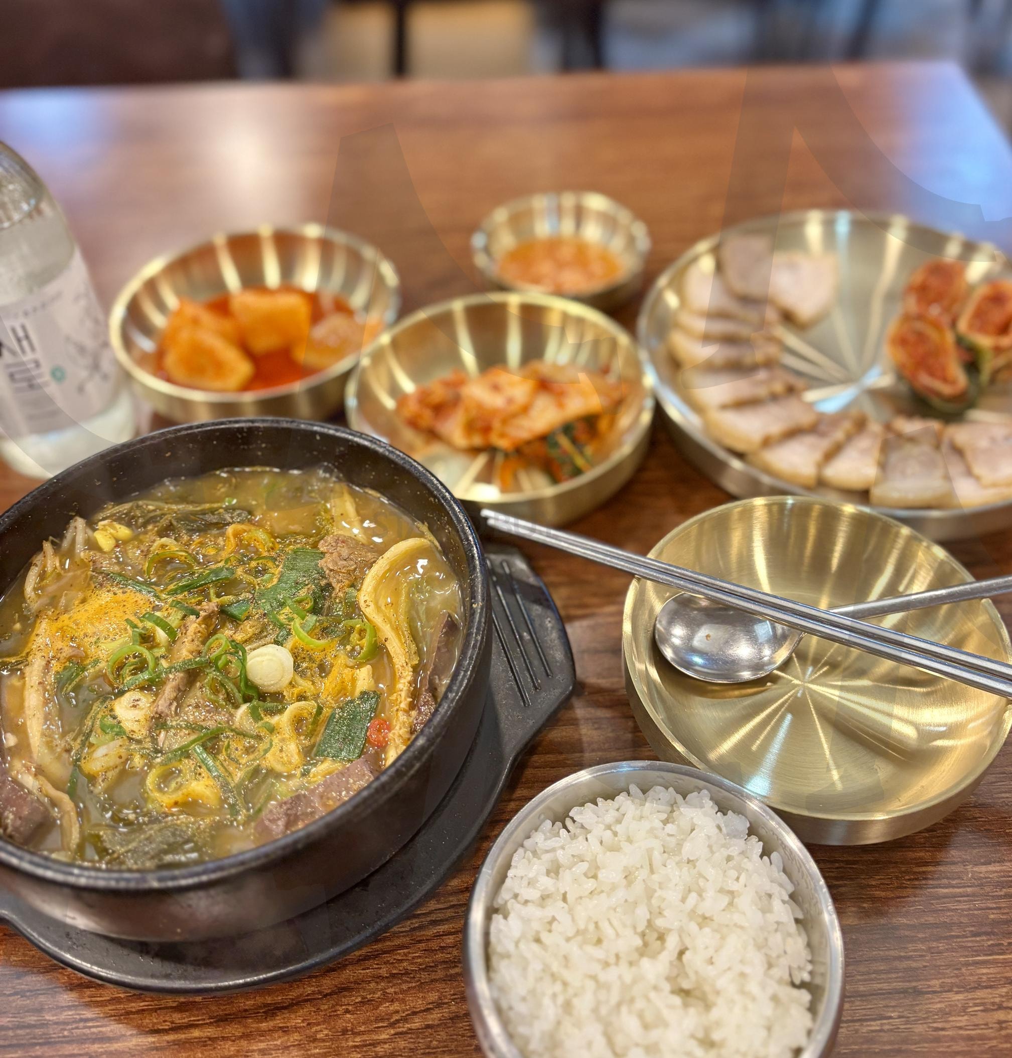 푸짐한 장터국밥 한 상 | 장터국밥 (集市汤饭 / Market-style soup), 소내장 (牛内脏 / Beef tripe), 우거지 (菜叶 / Cabbage greens), 수육 (水煮肉 / Boiled pork), 깍두기 (萝卜泡菜 / Radish kimchi), 한식정식 (韩式套餐 / Korean set meal), 뜨끈한국물 (热汤 / Hot soup), 든든한한끼 (饱满的一餐 / Hearty meal) | 스탠바이 STANDBUY 디지털 콘텐츠