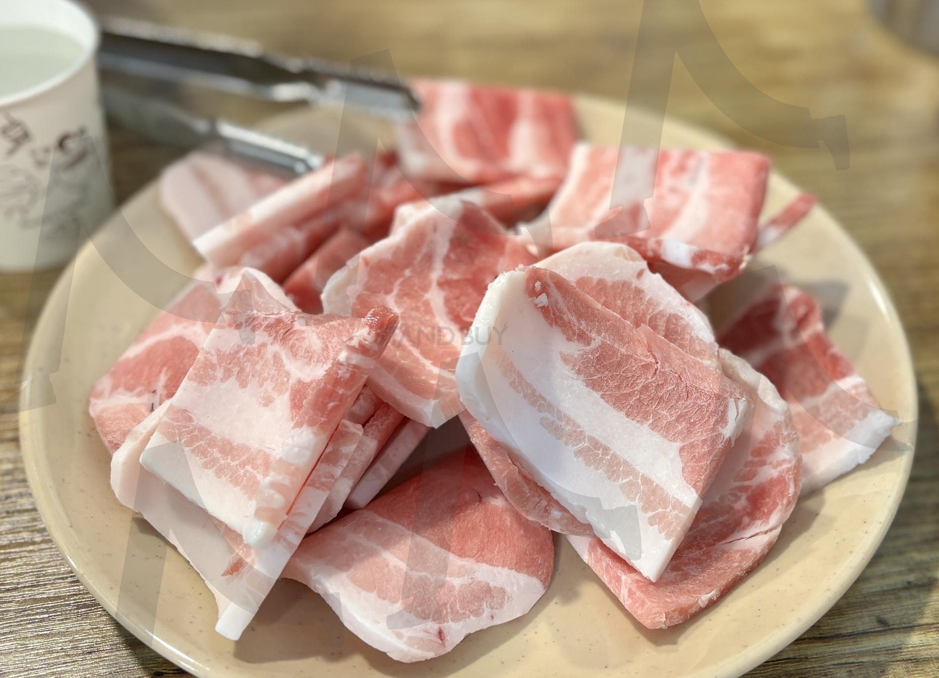 냉동 삼겹살의 유혹 | 냉동삼겹살 (冷冻五花肉 / Frozen pork belly), 생고기 (生肉 / Raw meat), 고기판 (肉盘 / Meat platter), 캠핑고기 (露营肉 / Camping meat), 한국식고기 (韩式烤肉 / Korean BBQ), 기름진맛 (油香味 / Juicy flavor), 구이준비 (烧烤准备 / Grilling prep), 식욕폭발 (食欲爆发 / Appetite booster), 꼬동 드 튤레아 (柯通杜图雷亚 / Coton de Tuléar) | 스탠바이 STANDBUY 디지털 콘텐츠