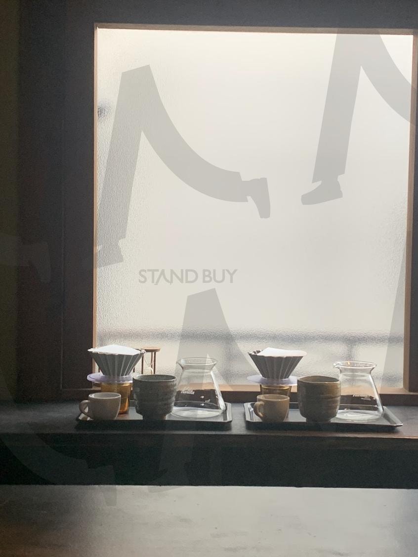 창 너머의 고요한 아침 | 창가, 감성사진, 커피, 자연광, 일상, 일본식 인테리어, 미니멀리즘, 포근한 분위기, 감성카페, 일본감성 | 스탠바이 STANDBUY 디지털 콘텐츠