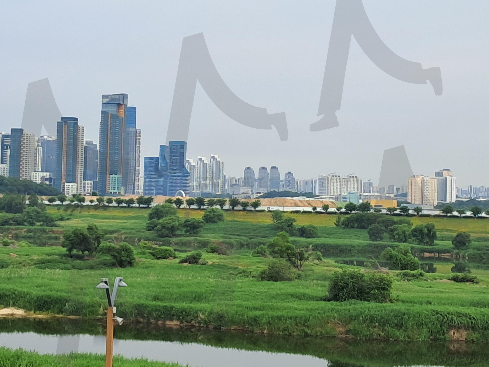 금강과 정부청사 빌딩 | 세종시, 금강, 금강길, 정부청사, 자연과 어울리는 정부청사 | 스탠바이 STANDBUY 디지털 콘텐츠