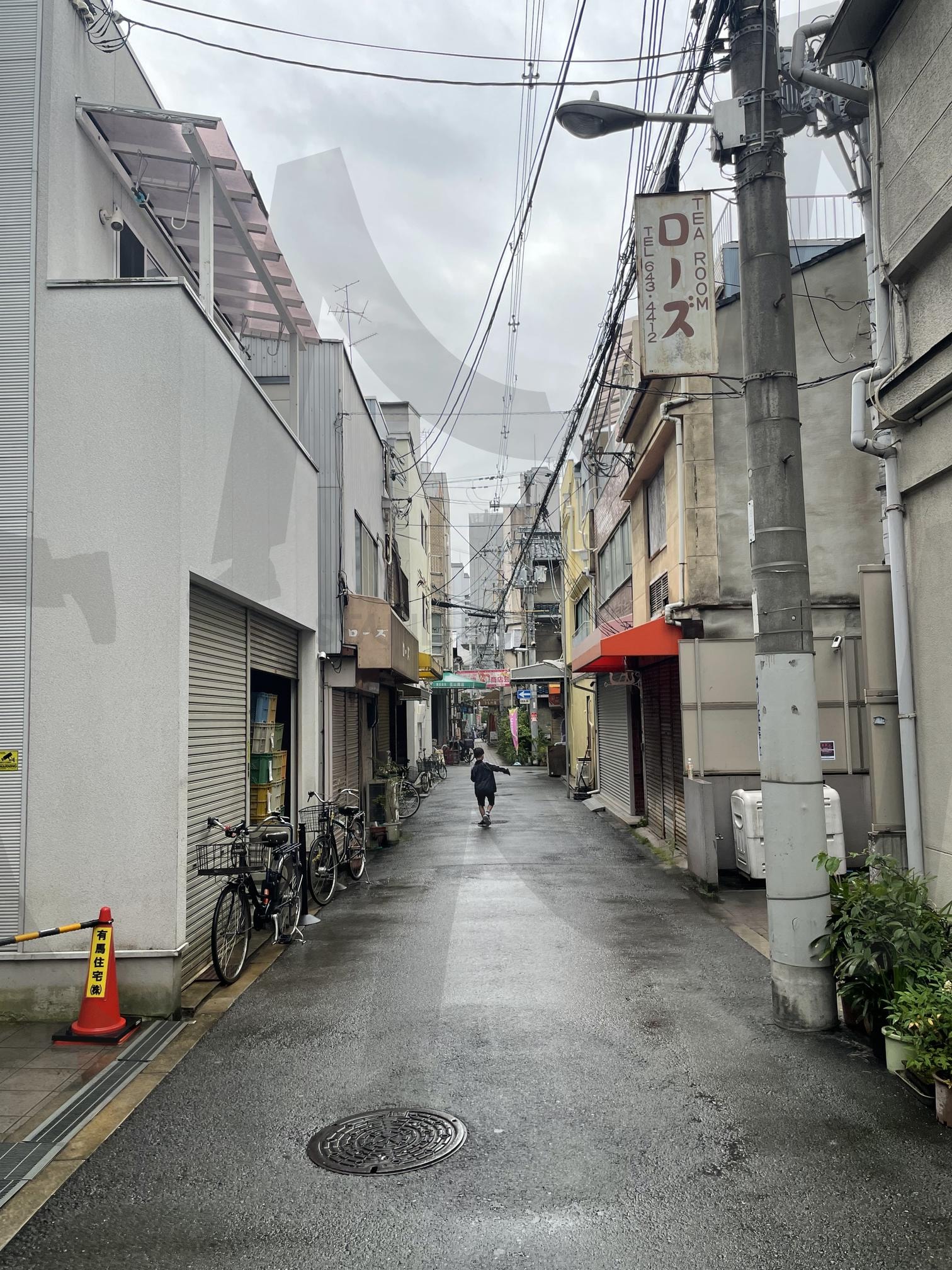 어느 골목길 | 일본 거리, 도시풍경, 골목길, 회색도시, 조용한, 골목 | 스탠바이 STANDBUY 디지털 콘텐츠