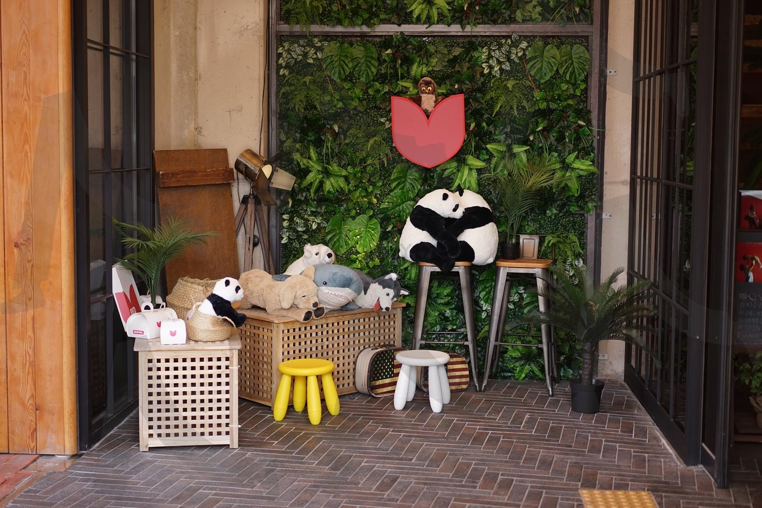 카페 인테리어 | 카페, 인테리어, 인형, 레드파이프, 감성 | 스탠바이 STANDBUY 디지털 콘텐츠