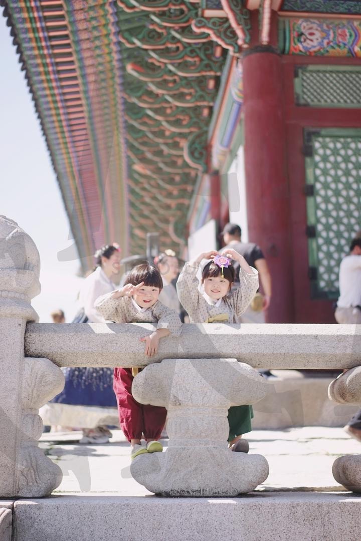 경복궁에서 | 경복궁, 생활한복, 한복, 한국, 궁궐, 어린이 | 스탠바이 STANDBUY 디지털 콘텐츠