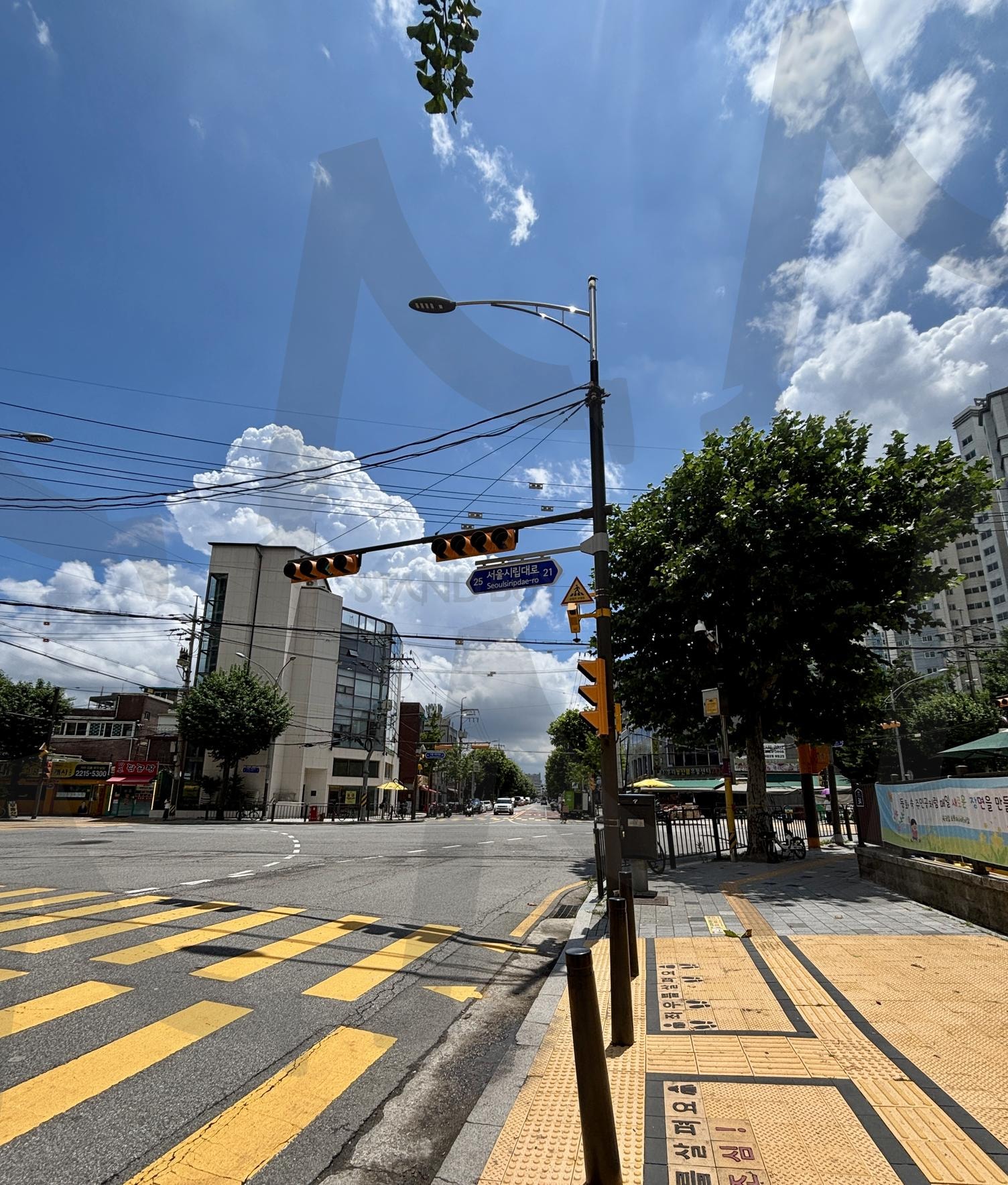 여름 한낮, 멈춘 시간의 교차로 | 여름 하늘 (夏日天空 / summer sky), 횡단보도 (斑马线 / crosswalk), 서울과기대 (首尔科技大学 / SeoulTech), 고요한 거리 (安静的街道 / quiet street), 파란 하늘 (蓝天 / blue sky), 정오 햇살 (正午阳光 / midday sunlight), 이정표 (路标 / street sign), 구름 풍경 (云景 / cloud view) | 스탠바이 STANDBUY 디지털 콘텐츠