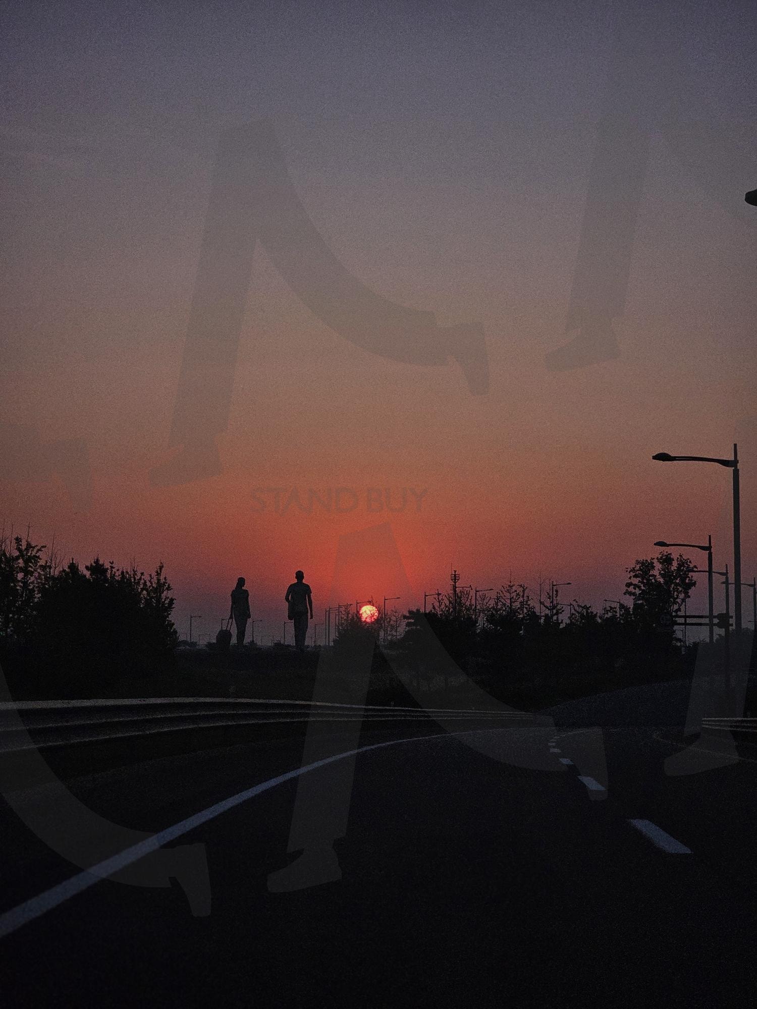 마지막 햇살과 그림자의 교차 (Last Light Meets Silhouette) | 마지막햇살, 그림자, 감성, last light, fading silhouette, emotional dusk | 스탠바이 STANDBUY 디지털 콘텐츠