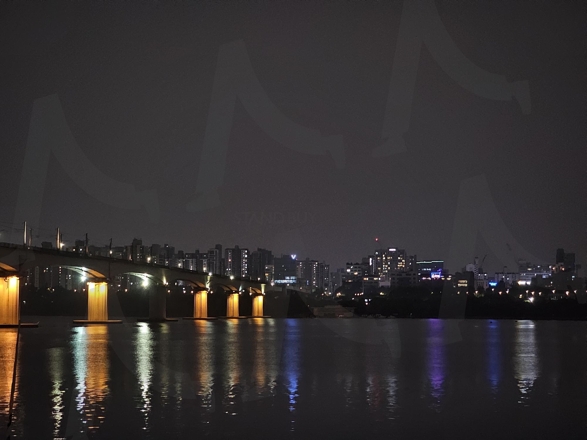 Calm Night Urban Reflection | 잔잔한 밤의 도시 반사 | calm night, reflection, cityscape, 감성야경, 도시 불빛, 감성, 디자인소스, 야경사진, 밤하늘, 빛, 도시, 감성, 야경, 반사광, lights, urban, mood, design, nightscape | 스탠바이 STANDBUY 디지털 콘텐츠