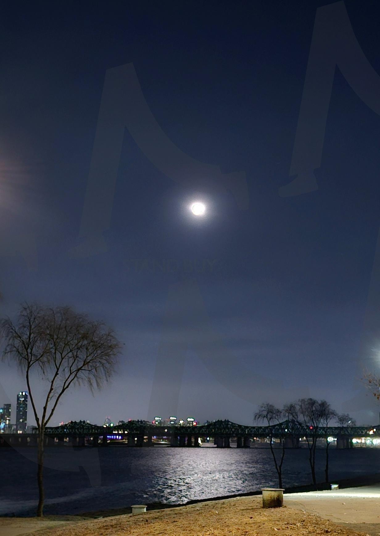 Han River Moon Bridge View | 달빛 아래 한강과 다리 | han river, Bridge, Moon, night view, 한강, 다리, 달, 물결, 도시 야경, 감성사진, 강변, 밤, 감성, 고요함, river, fullmoon, calm, dark, aesthetic | 스탠바이 STANDBUY 디지털 콘텐츠