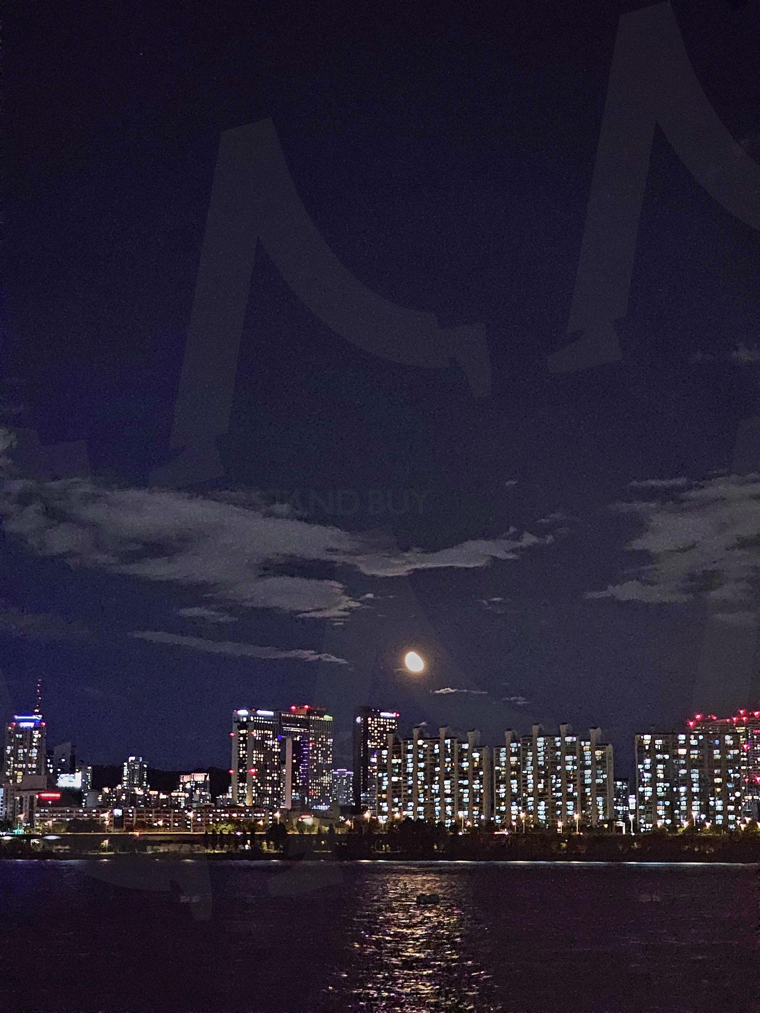 City Moonlight Glow Nightscape | 도심 야경과 달빛의 조화 | night city, moonlight, skyline, reflection, 야경, 도시, 달, 불빛, 감성, 콘텐츠 배경, 브이로그, city, nightscape, vibe, blog | 스탠바이 STANDBUY 디지털 콘텐츠