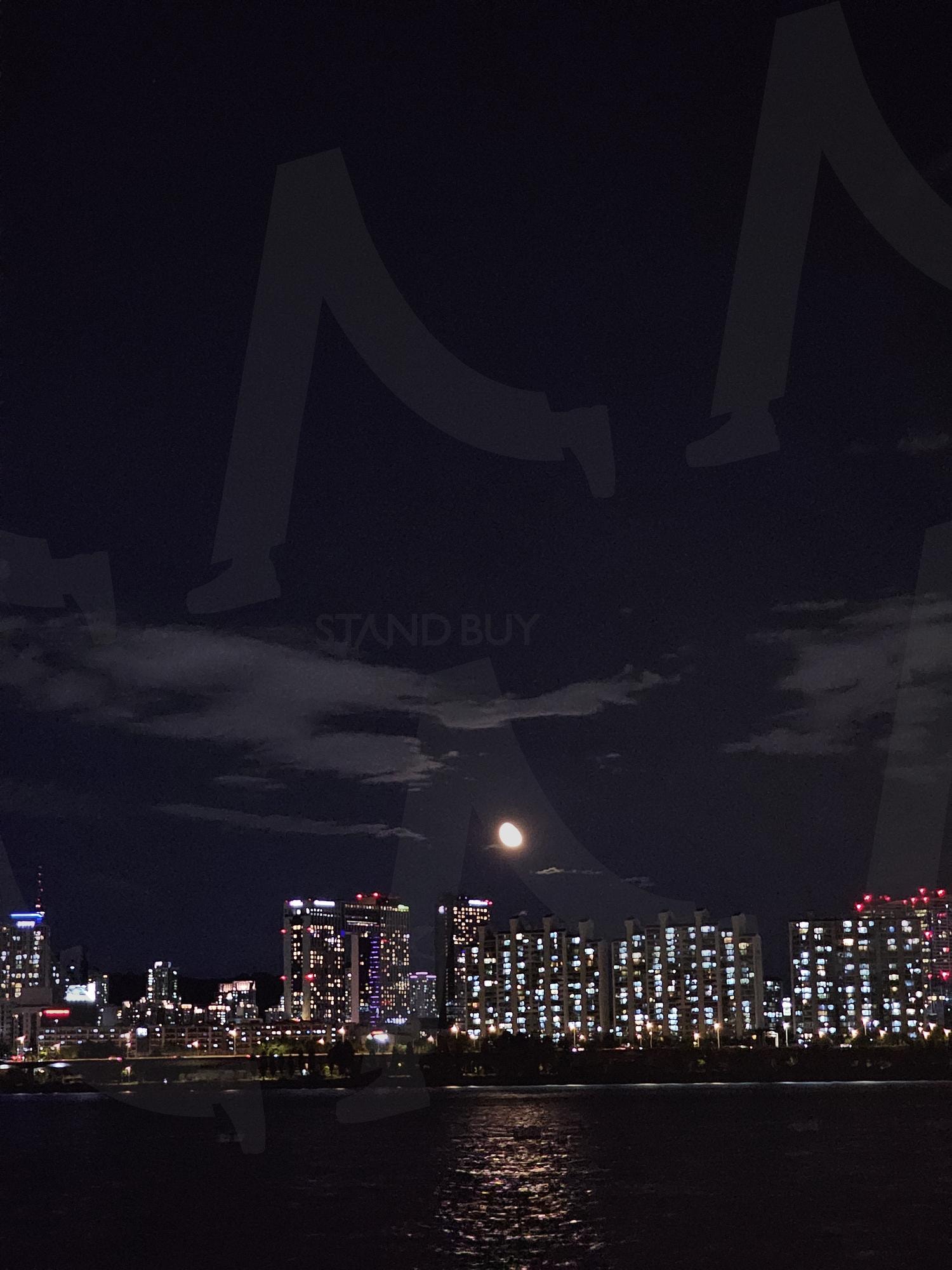 Urban Night Moon Reflection | 밤하늘과 도시의 빛 | Moon, city night, reflection, skyline, 도심, 달빛, 고요, 감성사진, 야경, 브랜드, 도시, 달, 밤하늘, sns, city, Moon, night, calm, thumbnail | 스탠바이 STANDBUY 디지털 콘텐츠