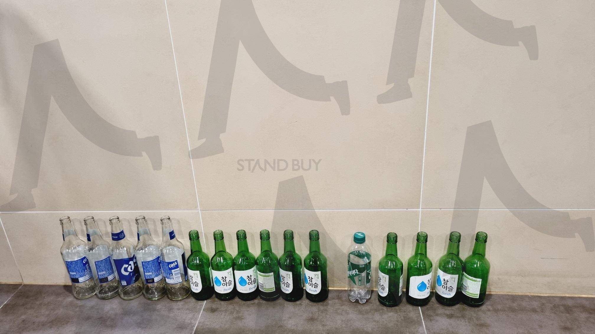 "누군가의 밤을 담은 빈 병들" | 빈술병, 소주병, 파티흔적, 일상, 정물사진 | 스탠바이 STANDBUY 디지털 콘텐츠