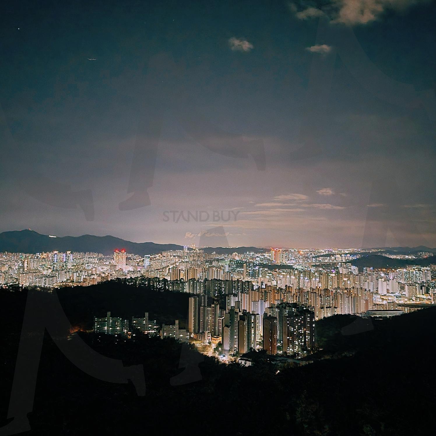 산 꼭대기 야경 | 야경, 건물, 밤, 산, 하늘, 감성, 도시 | 스탠바이 STANDBUY 디지털 콘텐츠