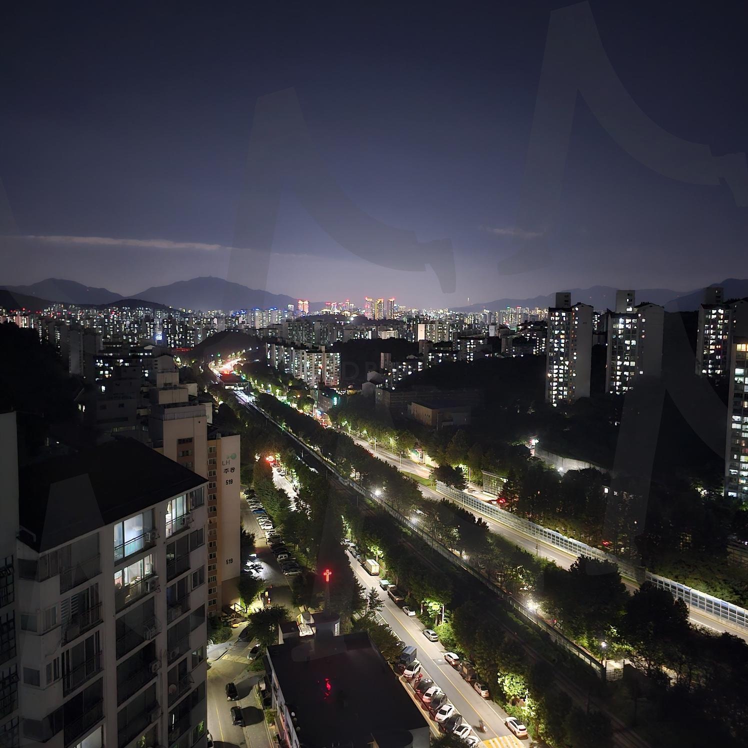 동네 아파트 뷰 | 아파트, 야경, 밤, 조명, 감성, 분위기, 하늘 | 스탠바이 STANDBUY 디지털 콘텐츠
