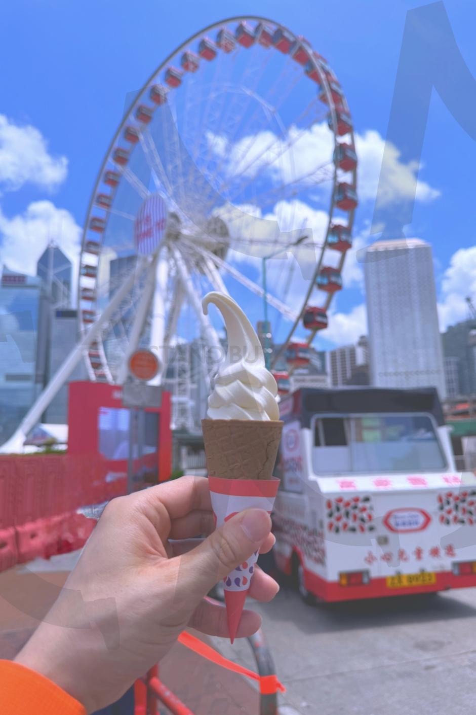 홍콩 관람차 앞에서 차가운 아이스크림과 함께 | hongkong, travel, Ferris Wheel, trip, icecream, summer, 홍콩, 여행, 관람차, 아이스크림, 여름, 센트럴, central | 스탠바이 STANDBUY 디지털 콘텐츠