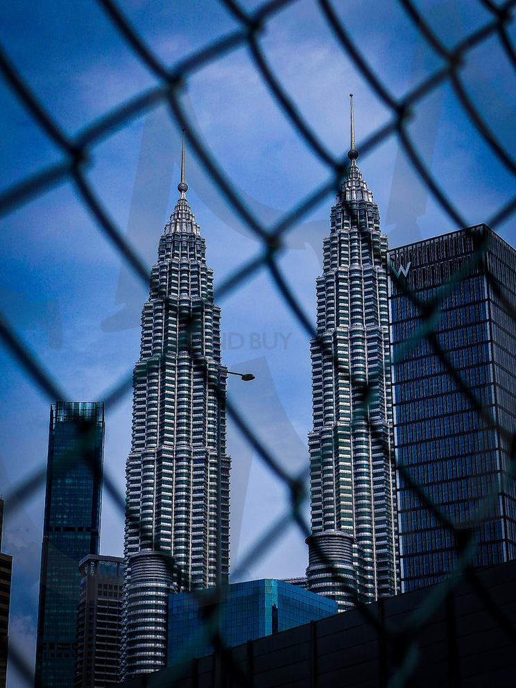철 담장 사이로 보이는 페트로나스 트윈 타워 “The Petronas Twin Towers seen through the iron fence.” | malaysia, Kualalumpur, travel, trip, view, sky, tower, building, 여행, 말레이시아, 쿠알라룸푸르, 빌딩, 하늘, 페트로나스 트윈 타워, 풍경, 배경, 배경화면, wallpaper | 스탠바이 STANDBUY 디지털 콘텐츠
