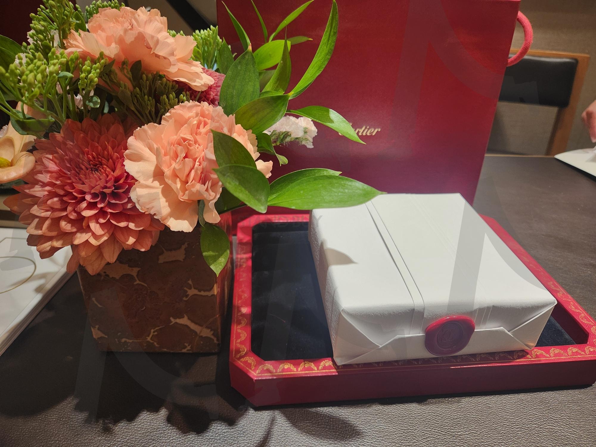 까르띠에 감성사진 | 까르띠에, 까르띠에감성사진, 까르띠에인스타, 까르띠에레드박스, 까르띠에구매 | 스탠바이 STANDBUY 디지털 콘텐츠