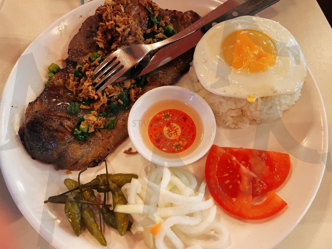 베트남식 껌땀 (Cơm Tấm) – 구운 돼지고기와 계란을 곁들인 부서진 쌀 요리 | 베트남 음식, 껌땀, 구운 돼지, 계란 프라이, 베트남 전통음식, 아시안 푸드, 베트남 요리, 소스, 김포공항, 김포공항 베트남가게 | 스탠바이 STANDBUY 디지털 콘텐츠