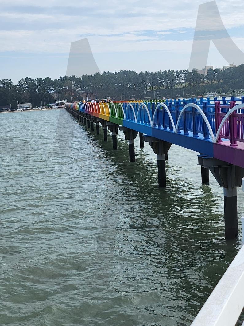 "무지개다리 포토존 방문기" | 무지개다리, 해변 산책로, 감성 여행지, 바다 위 다리, 인생샷 명소, 색감 좋은 포토존 | 스탠바이 STANDBUY 디지털 콘텐츠